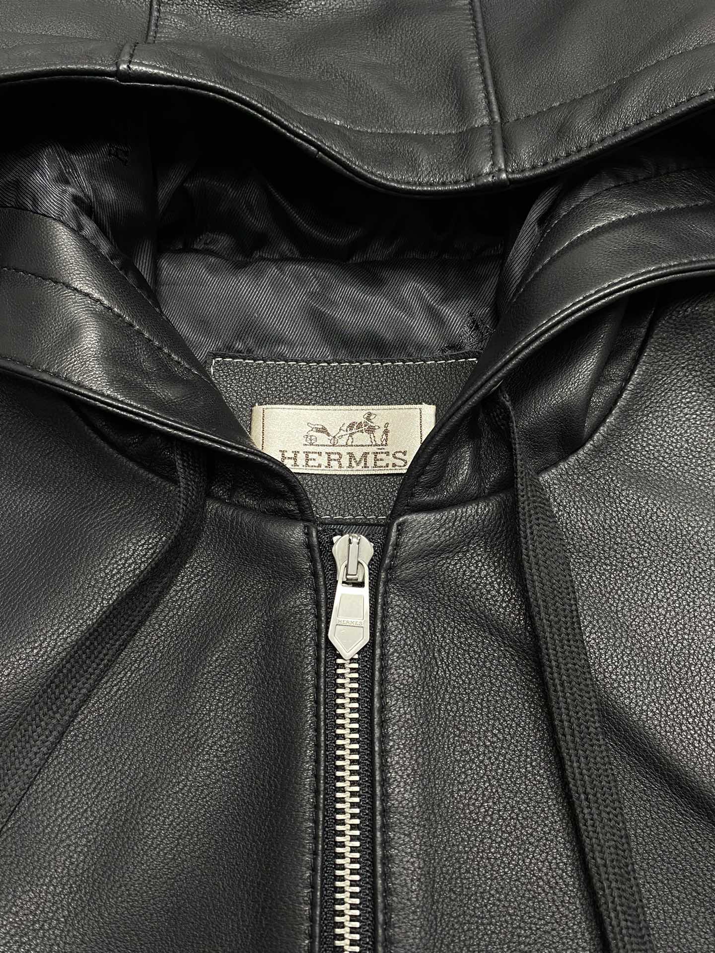 Leather - P3300 Hermes Hermes 💥 exclusive exclusive latest fall and winter fashion leather jacket Classic design and value of the burst of leather jacket quality is not picky quality control can be directly into the hand can not be faulted high-end perfect! Through the details of the picture you can feel its strong aura poly temperature warming effect is remarkable do not have to worry about a little bit of cold! Fashion and functionality of the whole model looks more luxurious atmosphere!Size: 48-56