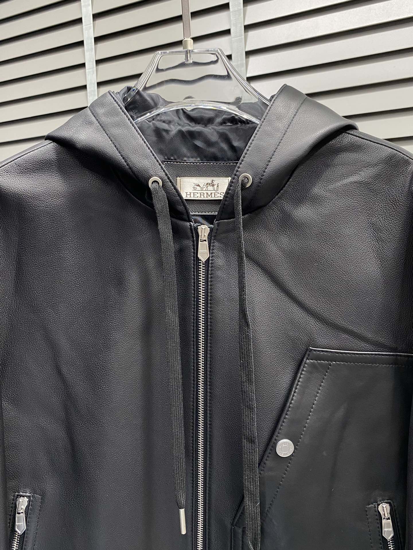 Veste en cuir - P3300 Dior Dior 💥 exclusif dernier automne et hiver mode revers veste en cuir veste importé tissus en cuir design classique et la valeur de l'éclatement de la veste en cuir qualité est plus ne peut pas être pointilleux contrôle de la qualité peut être directement dans les mains du haut de gamme du produit parfait qui ne peut pas être défectueux ! À travers les détails de l'image, vous pouvez sentir sa forte aura poly température effet chaud est remarquable n'ont pas à s'inquiéter d'un peu de froid ! La mode et la fonctionnalité de l'ensemble du modèle donnent un aspect plus luxueux à l'atmosphère !Taille : 48-56