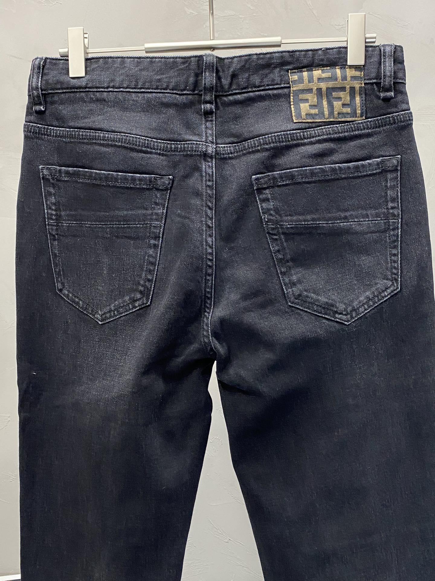 P700FENDI Fendi 💥 Exclusivo exclusivo novo jeans casual Versão de alta qualidade! Tecidos personalizados do contador Conforto respirável detalhes impecáveis altos elementos da marca conceito de design reflete alta qualidade sentir delicado e macio! A alfaiataria casual apresentada na forma do corpo é excelente! Medidas: 30-38 (não 37) - Bolsas de alta costura