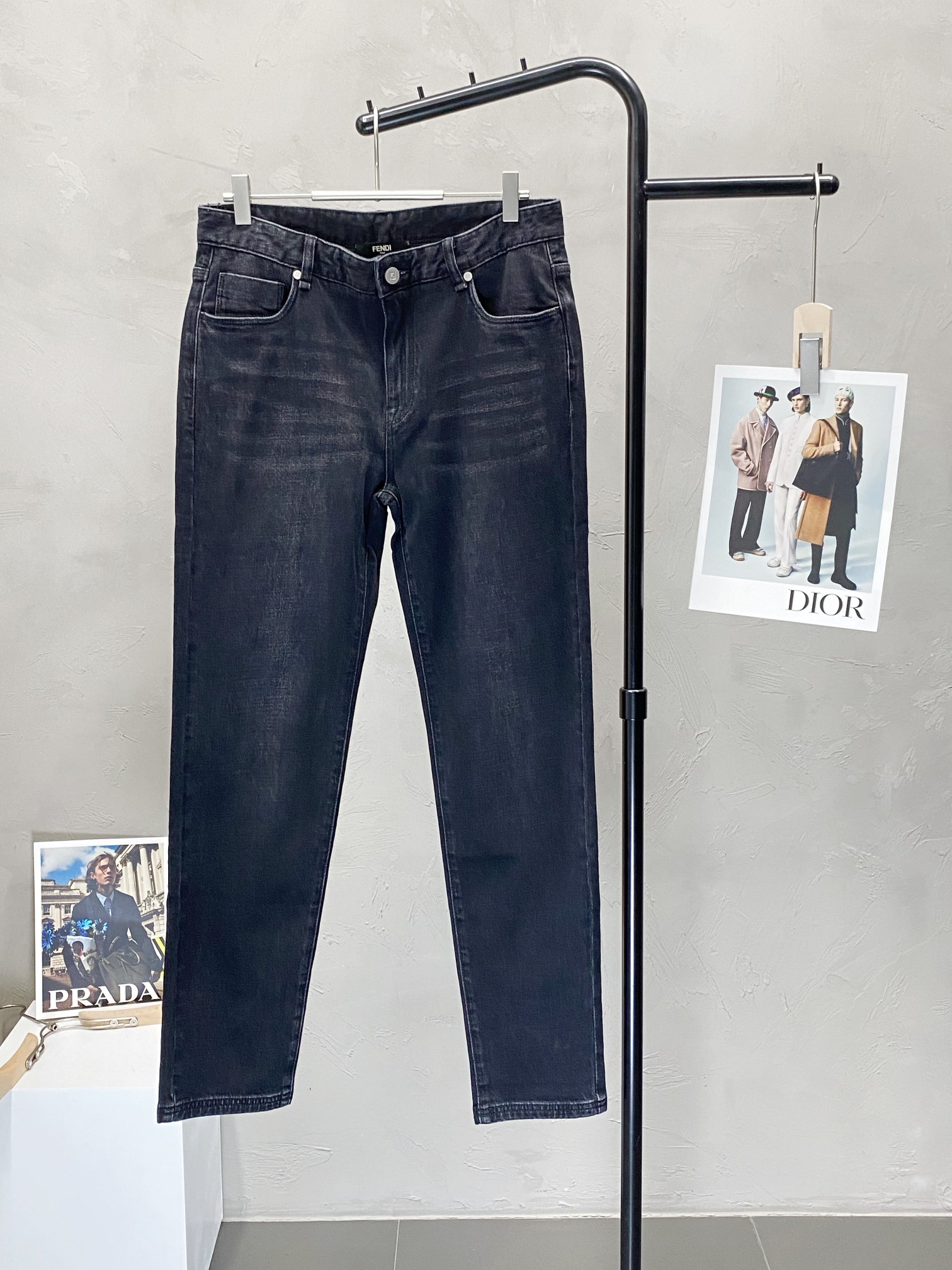 P700FENDI Fendi 💥 exclusive exclusive new casual jeans High-end version! Counter customized fabric Breathable comfort high impeccable details brand elements design concept reflects high quality feel delicate and soft! Presented casual tailoring on the body shape is superb! Yardage: 30-38 (no 37)