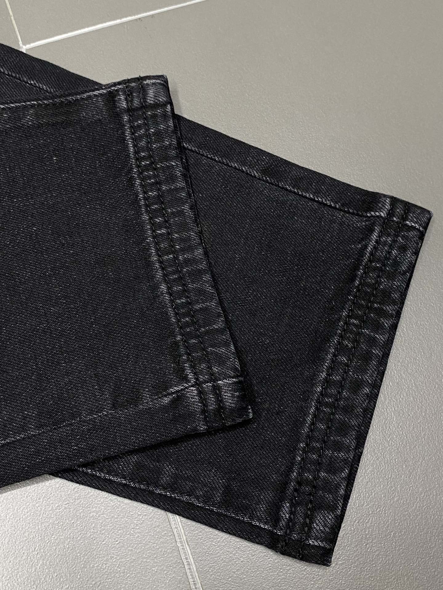 P700FENDI Fendi 💥 Exclusivement nouveau jeans décontracté Version haut de gamme ! Contre personnalisé tissus Respirant confort haut détails impeccables éléments de marque design concept reflète haute qualité se sentir délicat et doux ! Présenté tailleur décontracté sur la forme du corps est superbe ! Longueur : 30-38 (pas de 37)