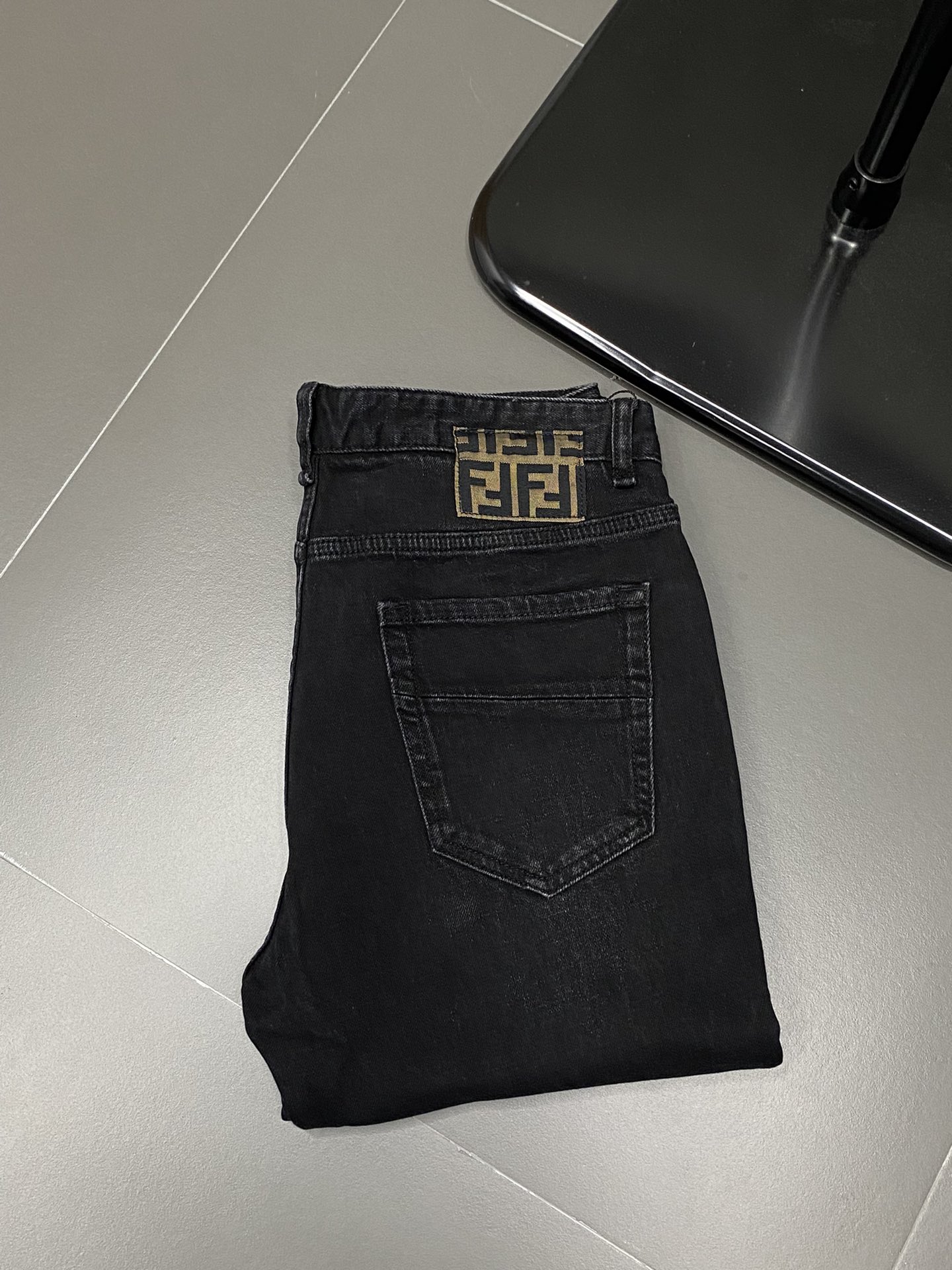 P700FENDI Fendi 💥 Exclusivement nouveau jeans décontracté Version haut de gamme ! Contre personnalisé tissus Respirant confort haut détails impeccables éléments de marque design concept reflète haute qualité se sentir délicat et doux ! Présenté tailleur décontracté sur la forme du corps est superbe ! Longueur : 30-38 (pas de 37)