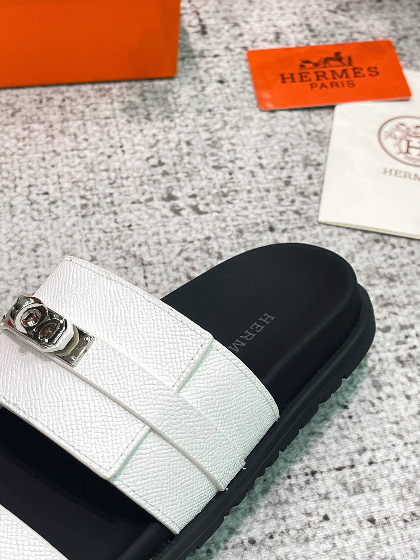 Hermes kelly fivela dois chinelos tio! Não usar sandálias de verão é nenhuma alma outono e inverno com meias de meia é também muito agradável design confortável é o maior destaque de todo o par de sapatos aparentemente preguiçoso LOOK grau de moda estourou! A sensação de couro delicado, macio e elegante pode fazer com que sinta as solas dos pés de todas as células, desfrutando da sensação de conforto, sentido de moda e plenitude Este calçado casualmente usado é muito bom! Medidas: Mulheres 35-41 Homens 42-46 Mulheres P800 Homens P840