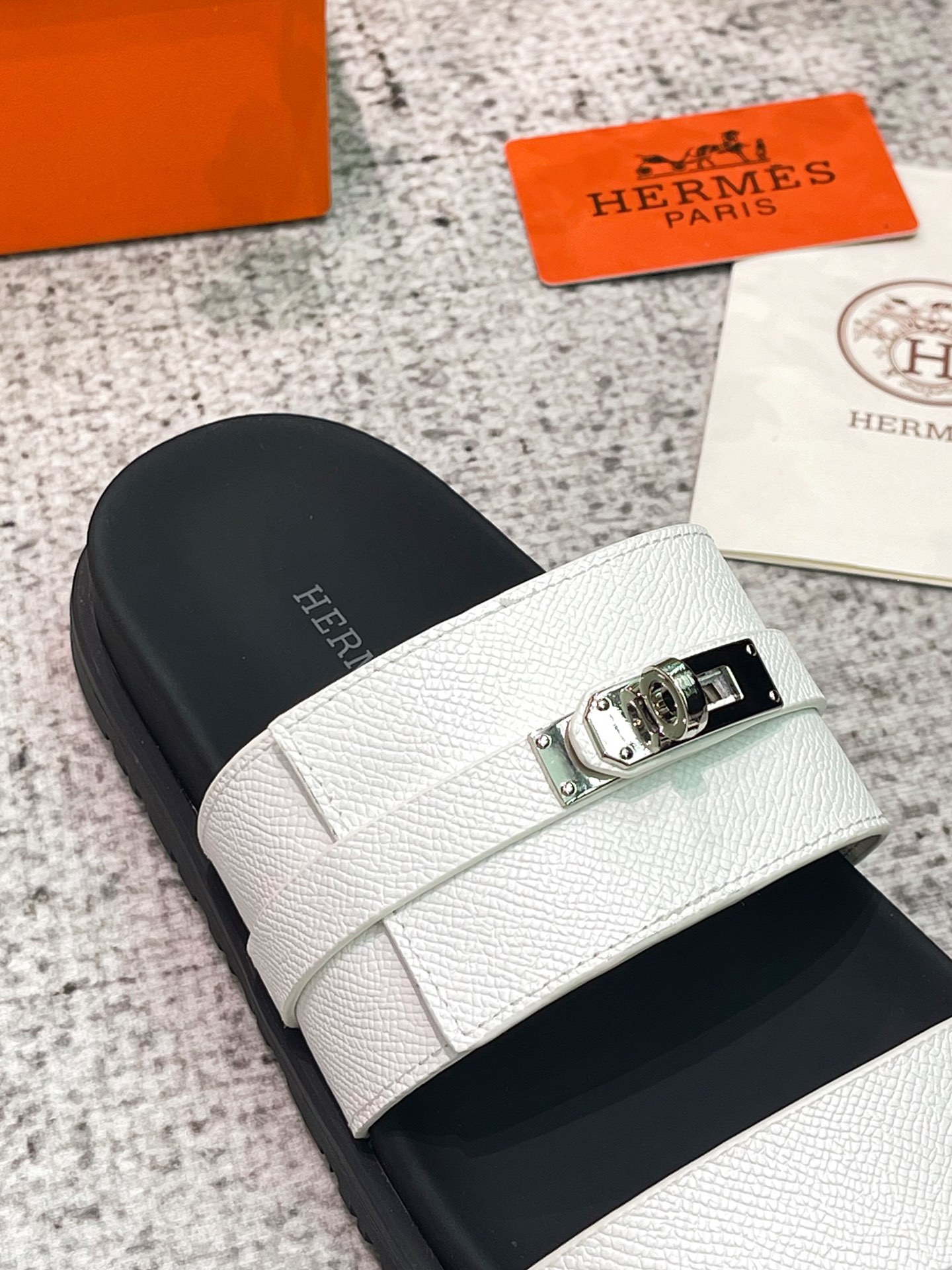 Hermes kelly fivela dois chinelos tio! Não usar sandálias de verão é nenhuma alma outono e inverno com meias de meia é também muito agradável design confortável é o maior destaque de todo o par de sapatos aparentemente preguiçoso LOOK grau de moda estourou! A sensação de couro delicado, macio e elegante pode fazer com que sinta as solas dos pés de todas as células, desfrutando da sensação de conforto, sentido de moda e plenitude Este calçado casualmente usado é muito bom! Medidas: Mulheres 35-41 Homens 42-46 Mulheres P800 Homens P840