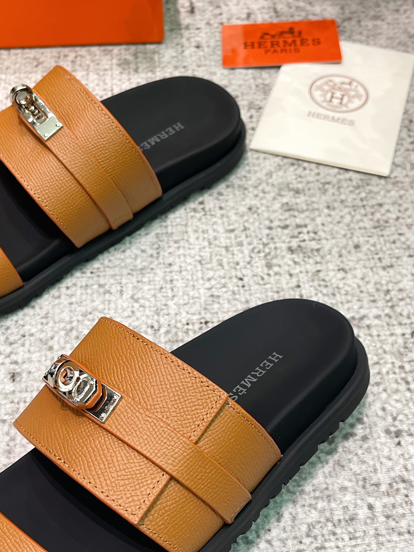 Hermes kelly fivela dois chinelos tio! Não usar sandálias de verão é nenhuma alma outono e inverno com meias de meia é também muito agradável design confortável é o maior destaque de todo o par de sapatos aparentemente preguiçoso LOOK grau de moda estourou! A sensação de couro delicado, macio e elegante pode fazer com que sinta as solas dos pés de todas as células, desfrutando da sensação de conforto, sentido de moda e plenitude Este calçado casualmente usado é muito bom! Medidas: Mulheres 35-41 Homens 42-46 Mulheres P800 Homens P840