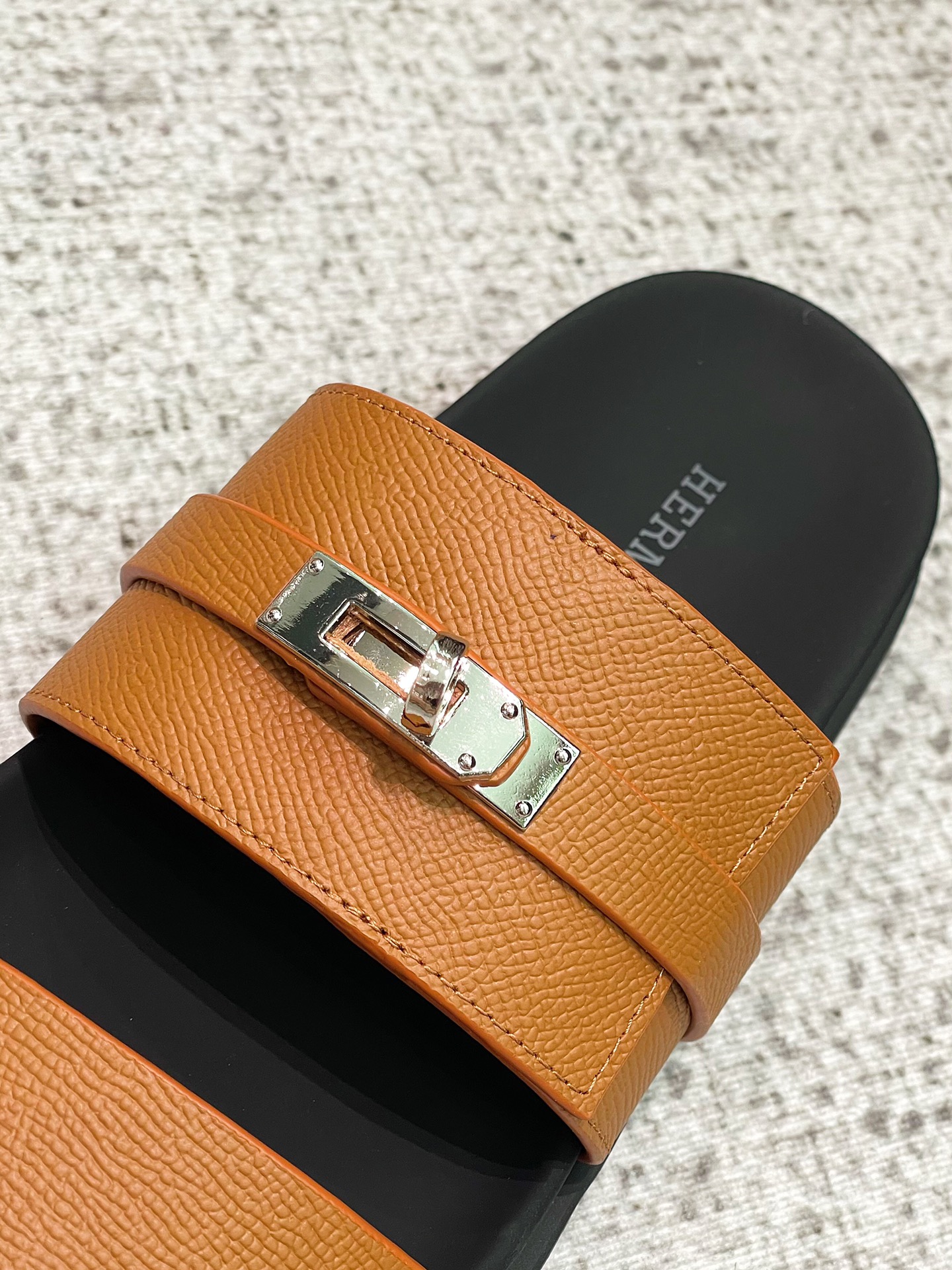 Hermes kelly fivela dois chinelos tio! Não usar sandálias de verão é nenhuma alma outono e inverno com meias de meia é também muito agradável design confortável é o maior destaque de todo o par de sapatos aparentemente preguiçoso LOOK grau de moda estourou! A sensação de couro delicado, macio e elegante pode fazer com que sinta as solas dos pés de todas as células, desfrutando da sensação de conforto, sentido de moda e plenitude Este calçado casualmente usado é muito bom! Medidas: Mulheres 35-41 Homens 42-46 Mulheres P800 Homens P840