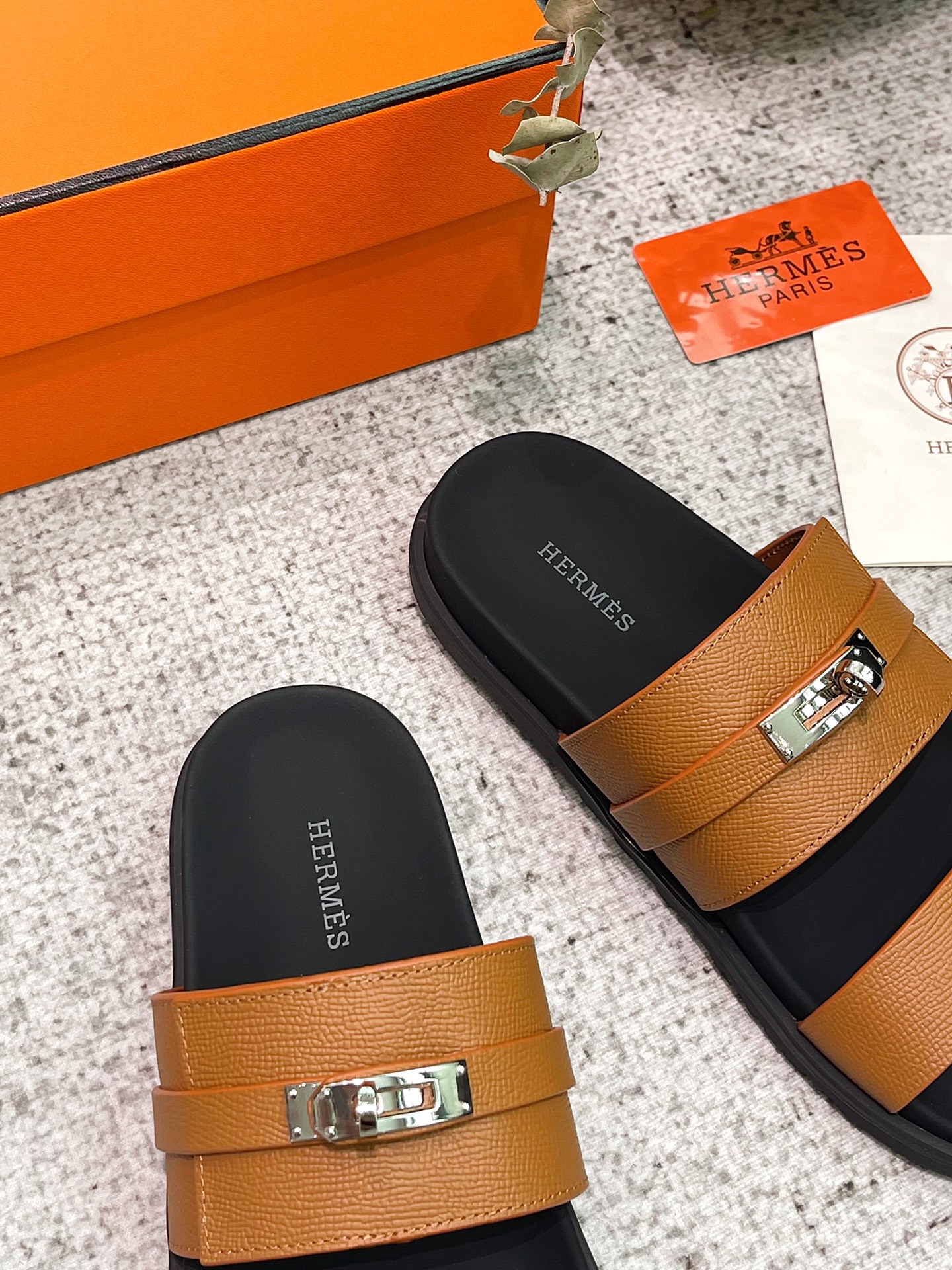 Hermes kelly fivela dois chinelos tio! Não usar sandálias de verão é nenhuma alma outono e inverno com meias de meia é também muito agradável design confortável é o maior destaque de todo o par de sapatos aparentemente preguiçoso LOOK grau de moda estourou! A sensação de couro delicado, macio e elegante pode fazer com que sinta as solas dos pés de todas as células, desfrutando da sensação de conforto, sentido de moda e plenitude Este calçado casualmente usado é muito bom! Medidas: Mulheres 35-41 Homens 42-46 Mulheres P800 Homens P840