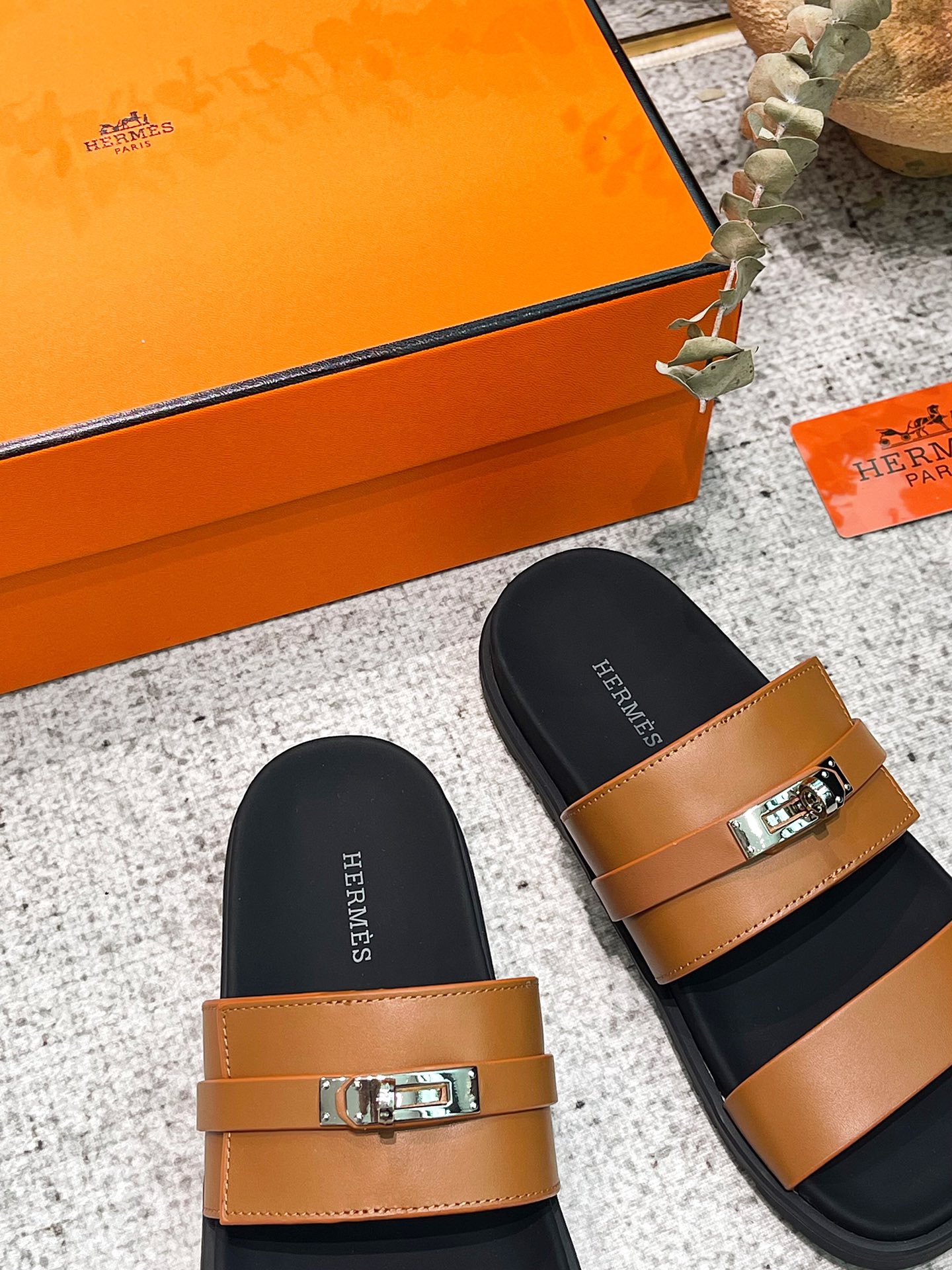 Hermes kelly fivela dois chinelos tio! Não usar sandálias de verão é nenhuma alma outono e inverno com meias de meia é também muito agradável design confortável é o maior destaque de todo o par de sapatos aparentemente preguiçoso LOOK grau de moda estourou! A sensação de couro delicado, macio e elegante pode fazer com que sinta as solas dos pés de todas as células, desfrutando da sensação de conforto, sentido de moda e plenitude Este calçado casualmente usado é muito bom! Medidas: Mulheres 35-41 Homens 42-46 Mulheres P800 Homens P840