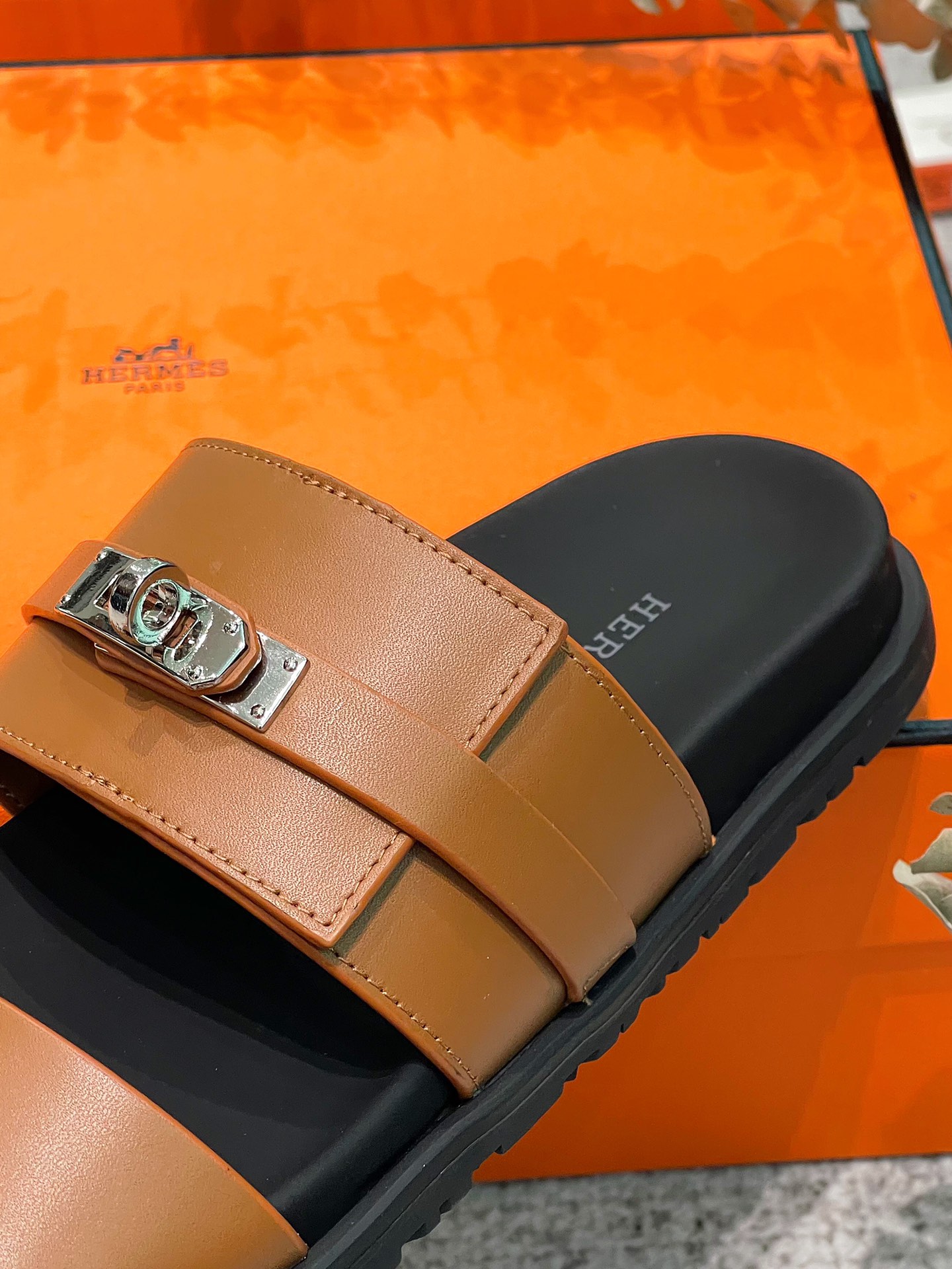 Hermes kelly fivela dois chinelos tio! Não usar sandálias de verão é nenhuma alma outono e inverno com meias de meia é também muito agradável design confortável é o maior destaque de todo o par de sapatos aparentemente preguiçoso LOOK grau de moda estourou! A sensação de couro delicado, macio e elegante pode fazer com que sinta as solas dos pés de todas as células, desfrutando da sensação de conforto, sentido de moda e plenitude Este calçado casualmente usado é muito bom! Medidas: Mulheres 35-41 Homens 42-46 Mulheres P800 Homens P840