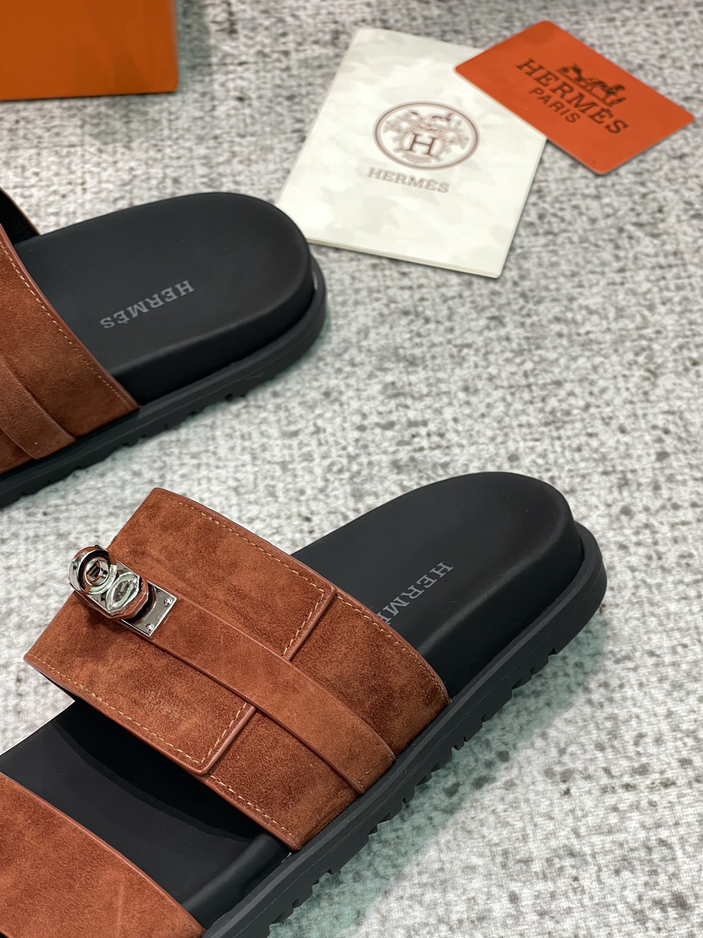 Hermes kelly fivela dois chinelos tio! Não usar sandálias de verão é nenhuma alma outono e inverno com meias de meia é também muito agradável design confortável é o maior destaque de todo o par de sapatos aparentemente preguiçoso LOOK grau de moda estourou! A sensação de couro delicado, macio e elegante pode fazer com que sinta as solas dos pés de todas as células, desfrutando da sensação de conforto, sentido de moda e plenitude Este calçado casualmente usado é muito bom! Medidas: Mulheres 35-41 Homens 42-46 Mulheres P800 Homens P840