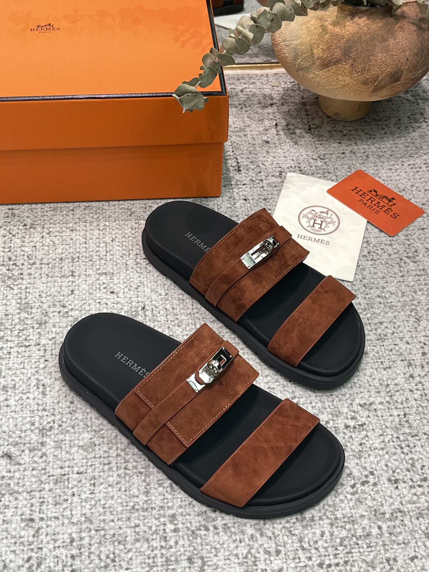 Hermes kelly boucle deux pantoufles oncle ! Ne pas porter des sandales été n'est pas âme automne et hiver avec mi-mollet chaussettes est également très agréable design confortable est le plus grand point culminant de l'ensemble de la paire de chaussures apparemment paresseux LOOK degré de mode éclatent ! Sentiment délicat cuir doux et élégant peut vous faire sentir la plante des pieds de chaque cellule sont en appréciant la sensation de confort sens de la mode de plein Ces chaussures porter décontracté sont très bien ! Yardage : Femmes 35-41 Hommes 42-46 Femmes P800 Hommes P840