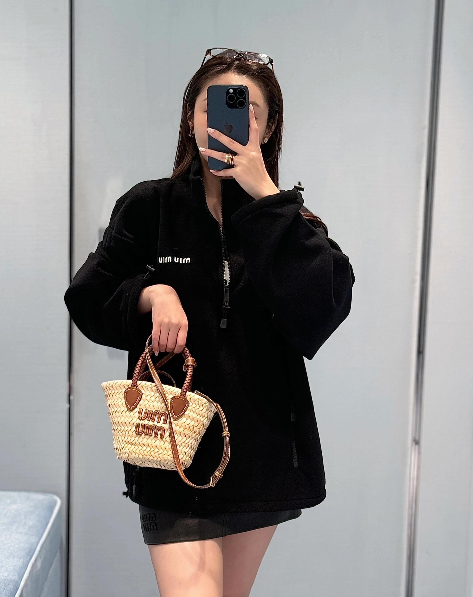 💰P580 MiuMiu 24Fw Early Autumn New Logo Embroidered Small Logo Half Zip Rocker Sweatshirt丨Chest Brodé avec le logo anglais de la marque dans un choc de couleurs Les manches tombantes et les silhouettes amples soulignent le sens de la paresse du porteur 😎 Casual mais ne pas perdre le degré de chic Une variété de formes de corps peut être facilement gérée Regardez-le comme un basique, mais c'est le basique que vous n'avez pas dans votre garde-robe ! 🤩 Shake velvet tissu frapper confortable 👍 taux d'usure réel est super élevé texture est bonne à éclater ! Degré portable de vrai nom Amway ! Disponible en S/M/L