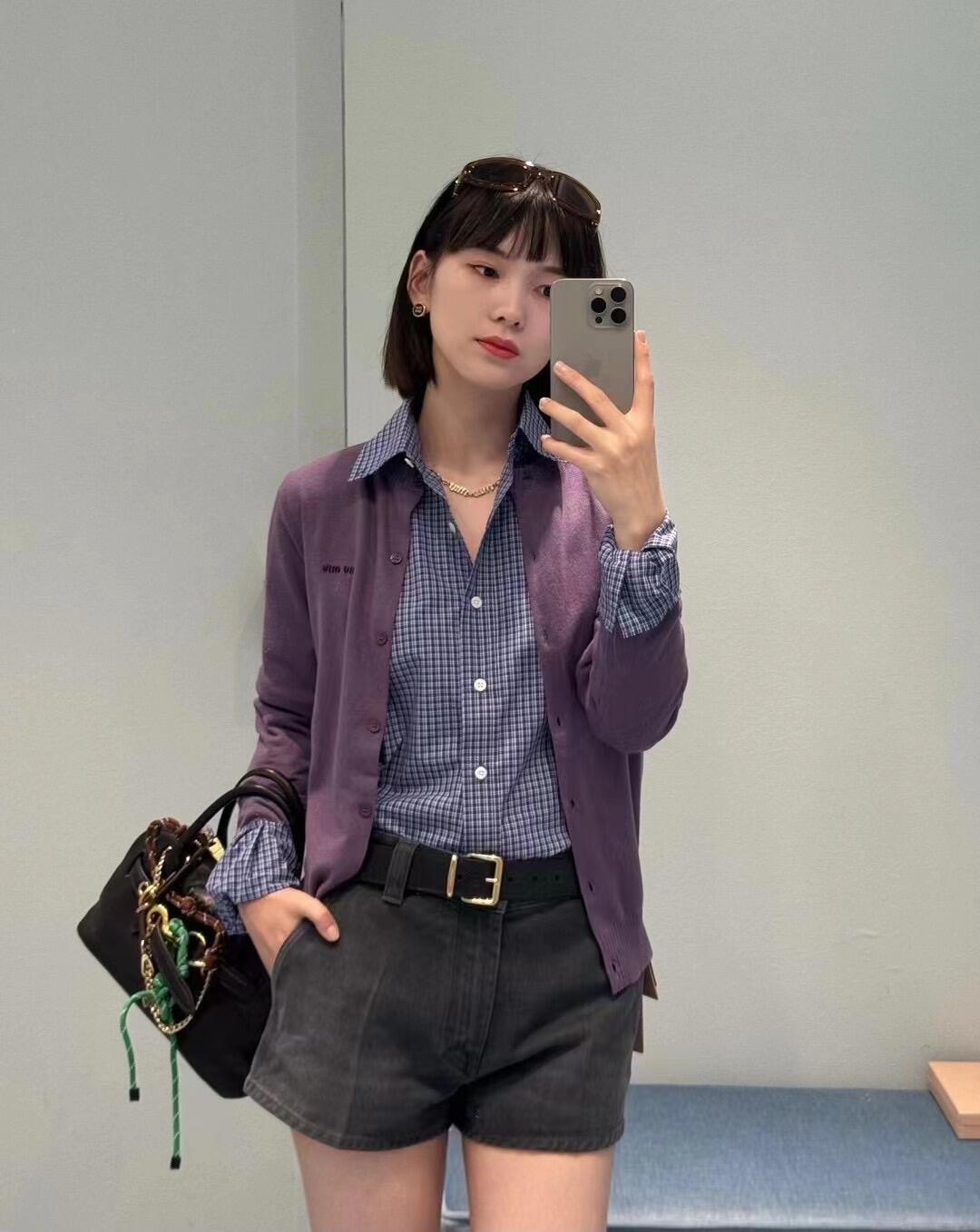 MiuMiu 24Fw Early Autumn New New color purple jacquard letters round neck knitted cardigan 丨100% cashmere skin-friendly and comfortable ~ vem com um senso nebuloso de fada fácil de usar o romântico requintado francês em linha com a atmosfera quente parece ser ainda mais brilhante e cheio de vitalidade e vitalidade Chest jacquard letters design Su adiciona a interpretação atraente da tendência de identidade pop única recomendada! Disponível em S/M/L