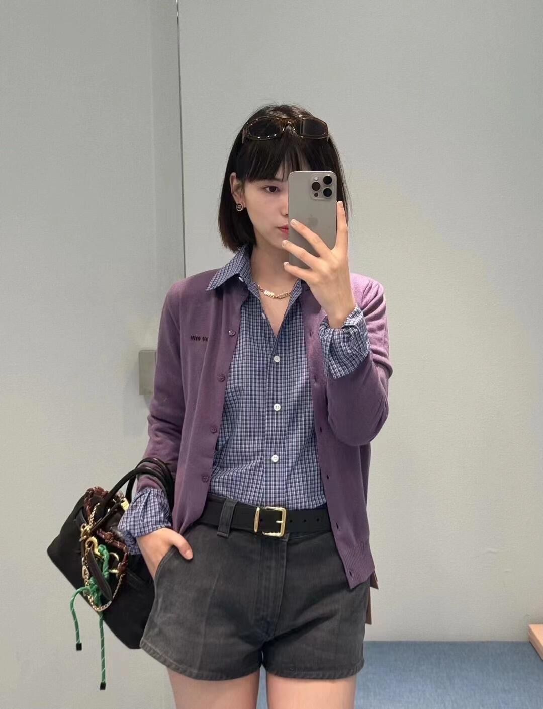 MiuMiu 24Fw Early Autumn New New color purple jacquard letters round neck knitted cardigan 丨100% cashmere skin-friendly and comfortable ~ vem com um senso nebuloso de fada fácil de usar o romântico requintado francês em linha com a atmosfera quente parece ser ainda mais brilhante e cheio de vitalidade e vitalidade Chest jacquard letters design Su adiciona a interpretação atraente da tendência de identidade pop única recomendada! Disponível em S/M/L