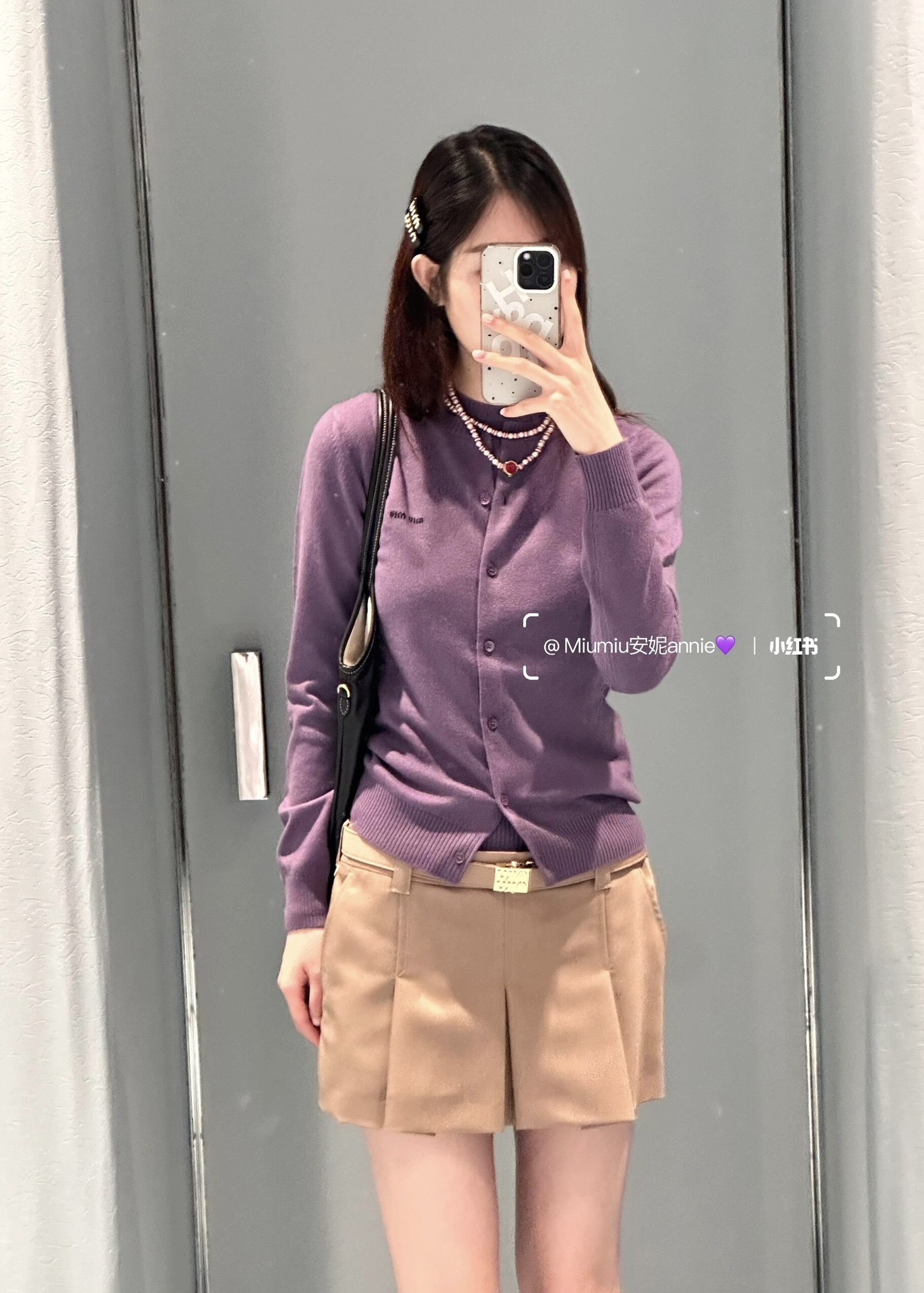 MiuMiu 24Fw Early Autumn New New color purple jacquard letters round neck knitted cardigan 丨100% cashmere skin-friendly and comfortable ~ vem com um senso nebuloso de fada fácil de usar o romântico requintado francês em linha com a atmosfera quente parece ser ainda mais brilhante e cheio de vitalidade e vitalidade Chest jacquard letters design Su adiciona a interpretação atraente da tendência de identidade pop única recomendada! Disponível em S/M/L