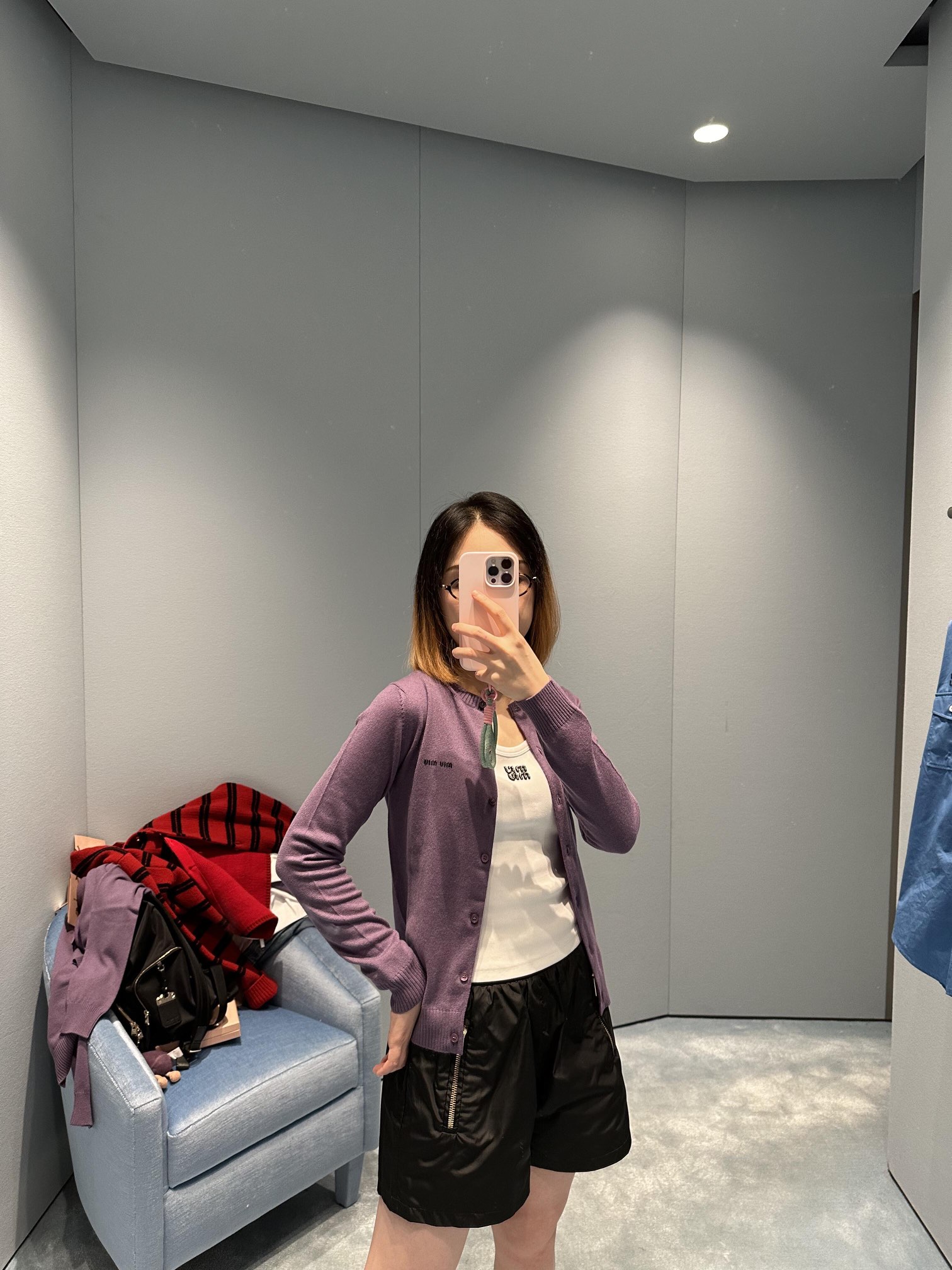 MiuMiu 24Fw Early Autumn New New color purple jacquard letters round neck knitted cardigan 丨100% cashmere skin-friendly and comfortable ~ vem com um senso nebuloso de fada fácil de usar o romântico requintado francês em linha com a atmosfera quente parece ser ainda mais brilhante e cheio de vitalidade e vitalidade Chest jacquard letters design Su adiciona a interpretação atraente da tendência de identidade pop única recomendada! Disponível em S/M/L