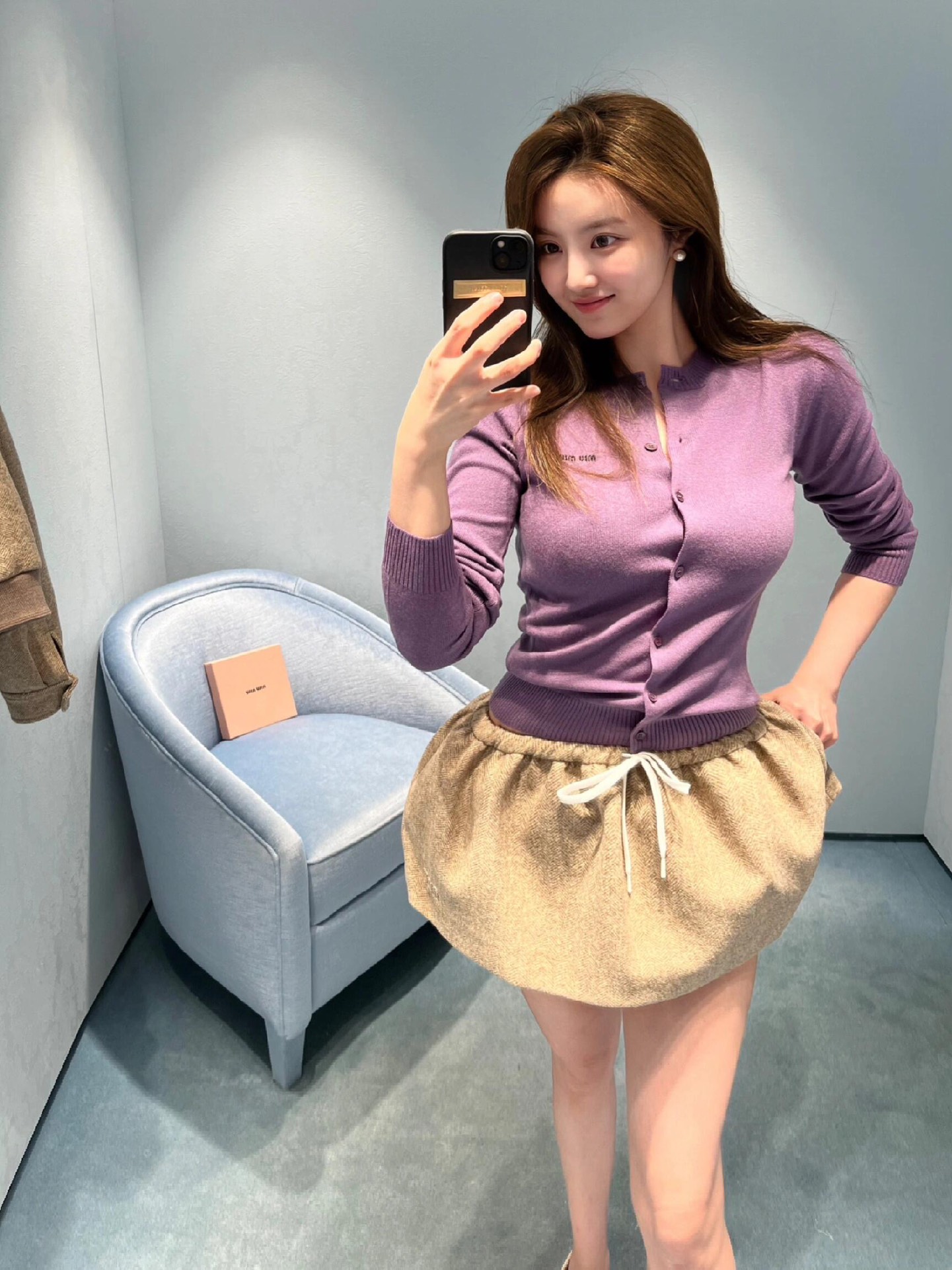 MiuMiu 24Fw Early Autumn New New color purple jacquard letters round neck knitted cardigan 丨100% cashmere skin-friendly and comfortable ~ vem com um senso nebuloso de fada fácil de usar o romântico requintado francês em linha com a atmosfera quente parece ser ainda mais brilhante e cheio de vitalidade e vitalidade Chest jacquard letters design Su adiciona a interpretação atraente da tendência de identidade pop única recomendada! Disponível em S/M/L