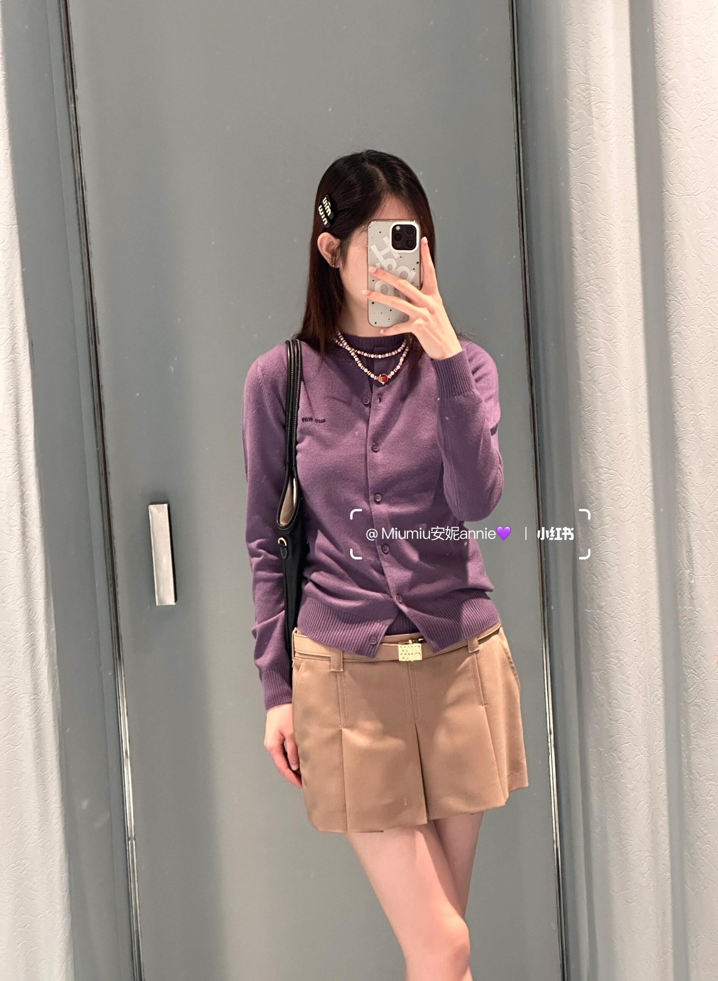 MiuMiu 24Fw Early Autumn New New color purple jacquard letters round neck knitted cardigan 丨100% cashmere skin-friendly and comfortable ~ vem com um senso nebuloso de fada fácil de usar o romântico requintado francês em linha com a atmosfera quente parece ser ainda mais brilhante e cheio de vitalidade e vitalidade Chest jacquard letters design Su adiciona a interpretação atraente da tendência de identidade pop única recomendada! Disponível em S/M/L