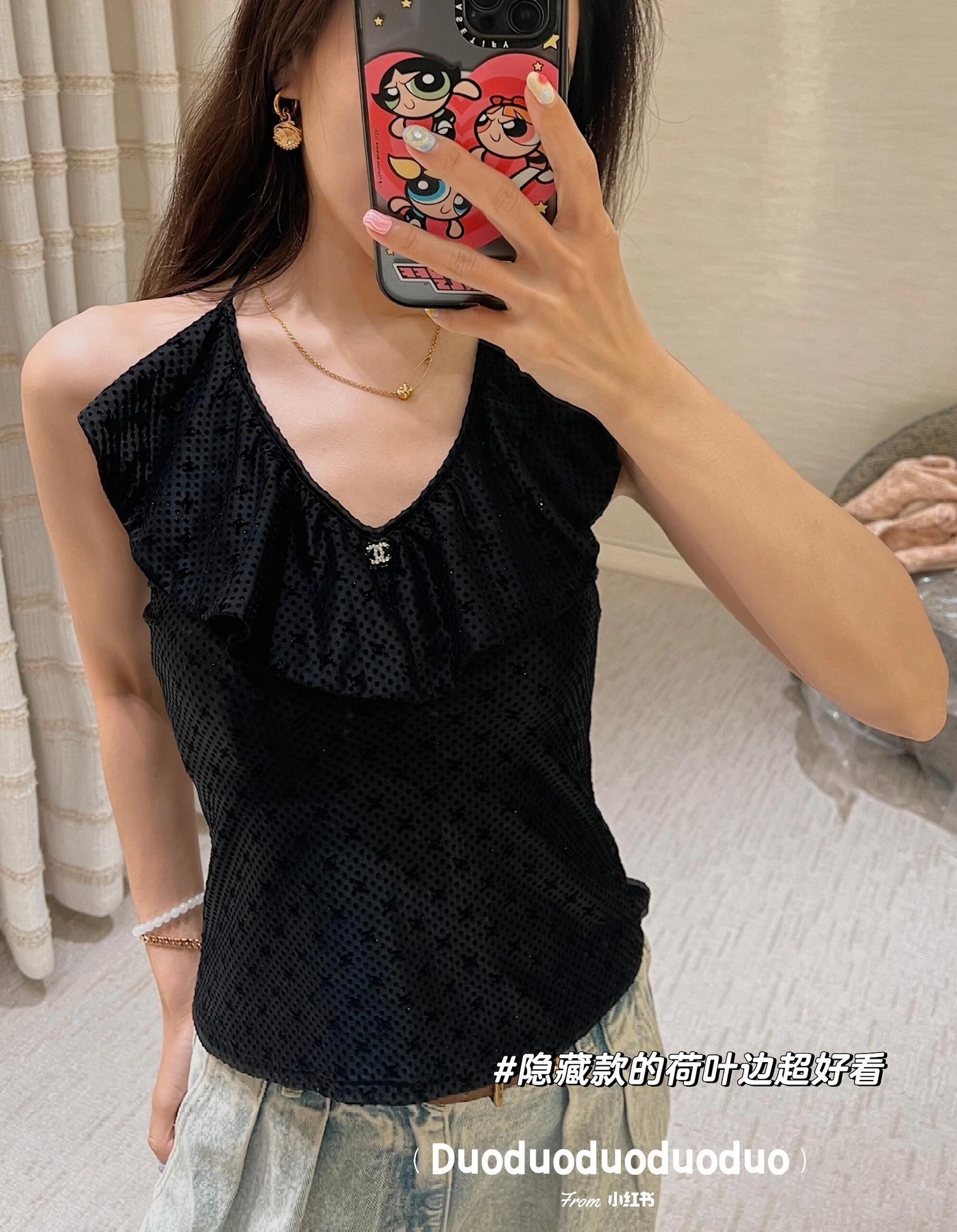 💰P380 CHANEL 24B Early Fall New Ruffle Neck Camisole 丨 imported fabrics on the body cool and breathable neckline ruffles swing silhouette lightweight and thin Tie neckline design with a sense of leisure The black system comes with elegance and advanced rate of the beauty of the retro and advanced sense of vision Large diamond embellishments such as bright stars in the Milky Way flashes fashionable elegance and high level of glamour and the beauty of the valor Spot on sale S / M / L