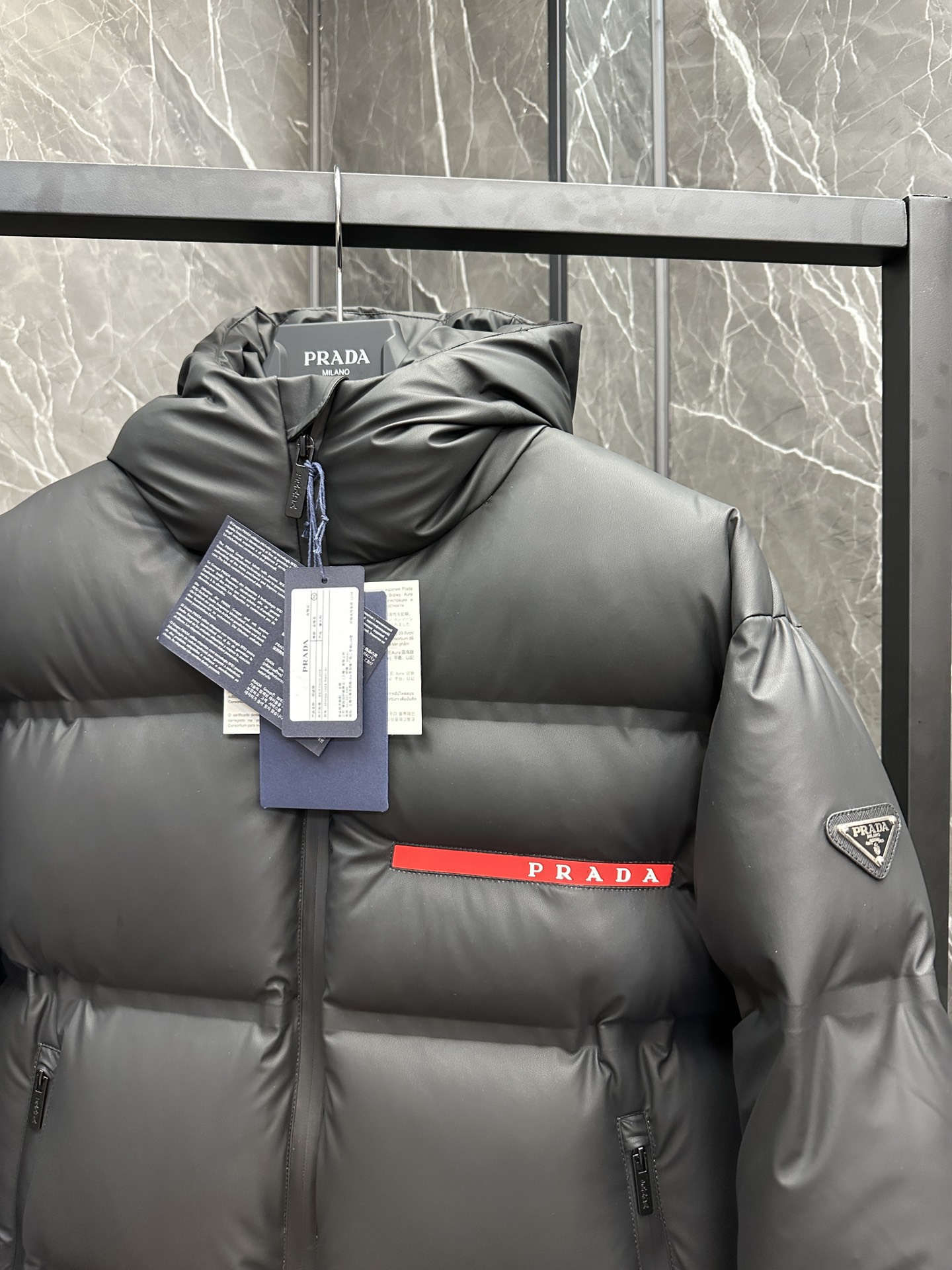 Image [3]-P1460 Down ⬆️ PRADA Prada black technology press-glued down jacket (⚠️ press-glued high version) Winter new high-end customization! Light mature business favorite series minimalist style feather 90 goose down down jacket Fabric comfortable and stylish! The upper body is super stylish handsome version is three-dimensional tailoring design of the whole warm degree of high resilience good upper body warm shape and will not have a sense of weight wearability is very strong does not show bloated can be very good to prevent the cold wind invasion! High-quality first choice! Size:48-56-High-fashion bags