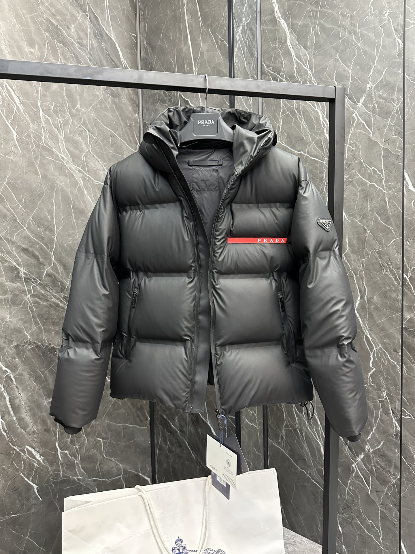 Image [6]-P1460 Down ⬆️ PRADA Prada black technology press-glued down jacket (⚠️ press-glued high version) Winter new high-end customization! Light mature business favorite series minimalist style feather 90 goose down down jacket Fabric comfortable and stylish! The upper body is super stylish handsome version is three-dimensional tailoring design of the whole warm degree of high resilience good upper body warm shape and will not have a sense of weight wearability is very strong does not show bloated can be very good to prevent the cold wind invasion! High-quality first choice! Size:48-56-High-fashion bags