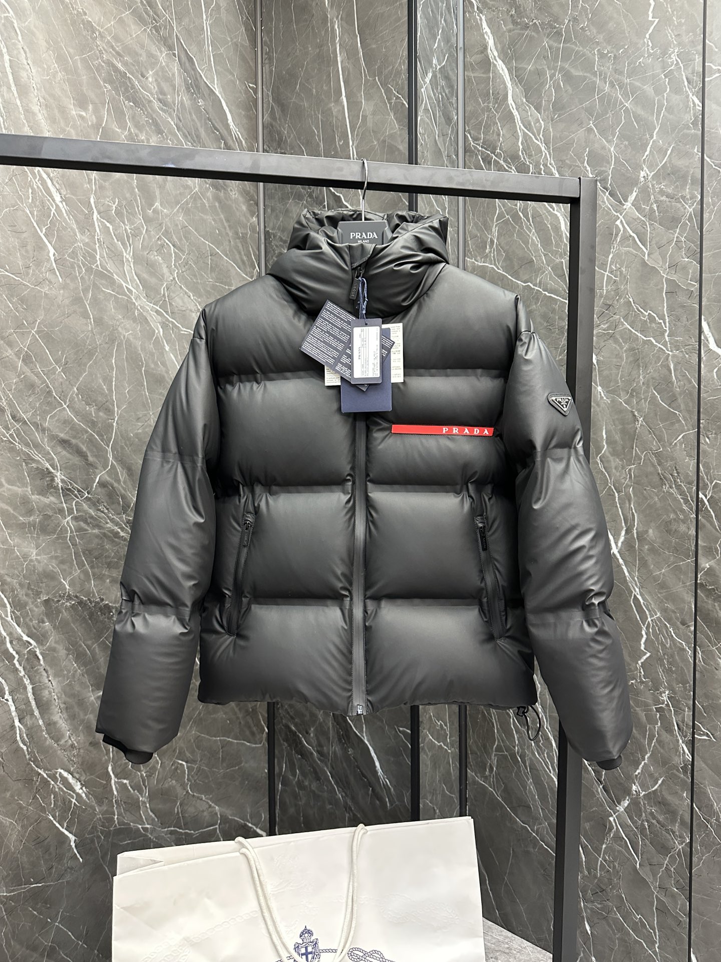 Image [2]-P1460 Down ⬆️ PRADA Prada black technology press-glued down jacket (⚠️ press-glued high version) Winter new high-end customization! Light mature business favorite series minimalist style feather 90 goose down down jacket Fabric comfortable and stylish! The upper body is super stylish handsome version is three-dimensional tailoring design of the whole warm degree of high resilience good upper body warm shape and will not have a sense of weight wearability is very strong does not show bloated can be very good to prevent the cold wind invasion! High-quality first choice! Size:48-56-High-fashion bags