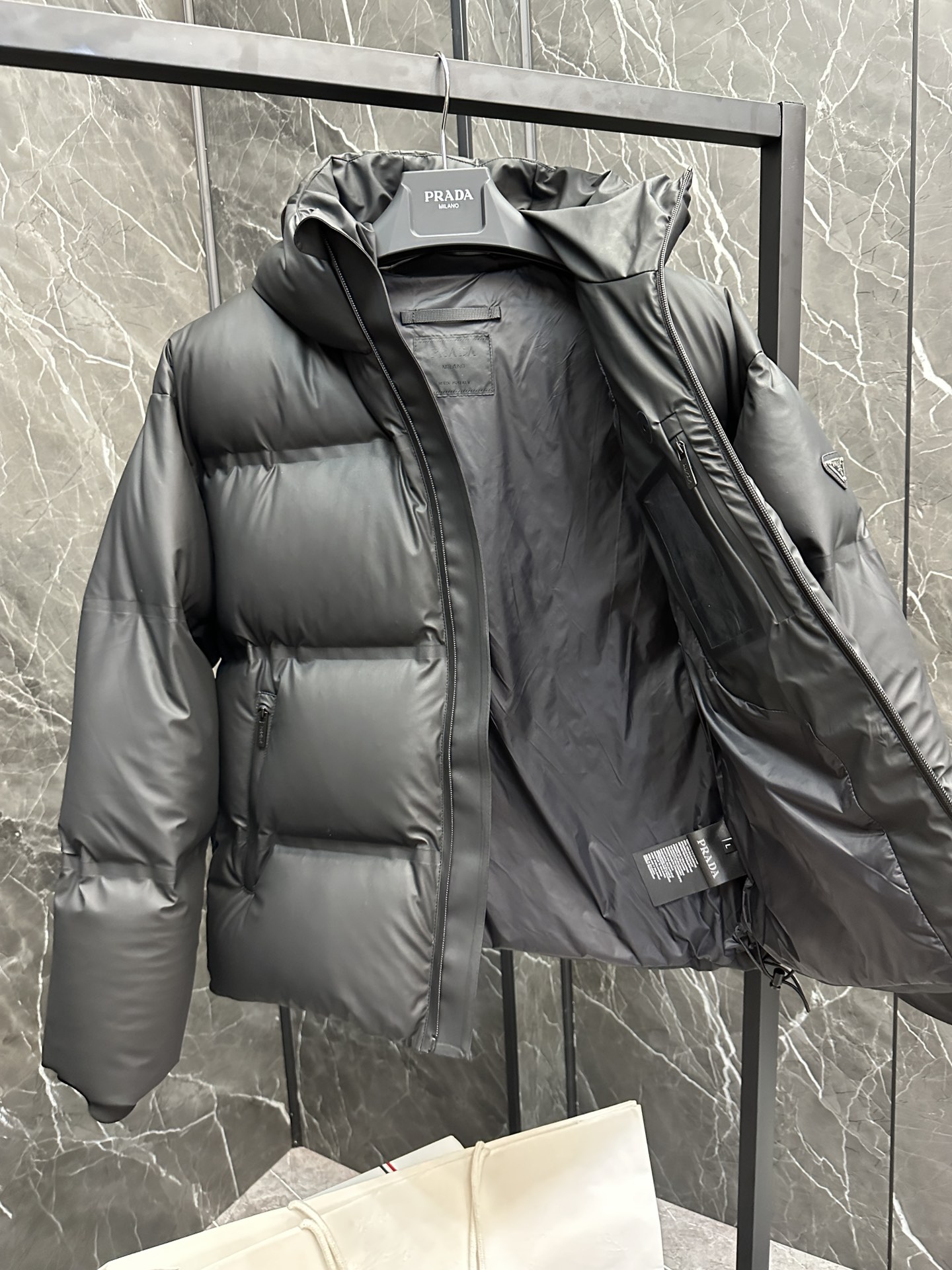 Image [8]-P1460 Down ⬆️ PRADA Prada Prada black technology press-glued down jacket (⚠️ press-glued high version) Winter new high-end customization! Light mature business favorite series minimalist style feather 90 goose down down jacket Fabric comfortable and stylish! The upper body is super stylish handsome version is three-dimensional tailoring design of the whole warm degree of high resilience good upper body warm shape and will not have a sense of weight wearability is very strong does not show bloated can be very good to prevent the cold wind invasion! High-quality first choice! Size:48-56-High-fashion bags