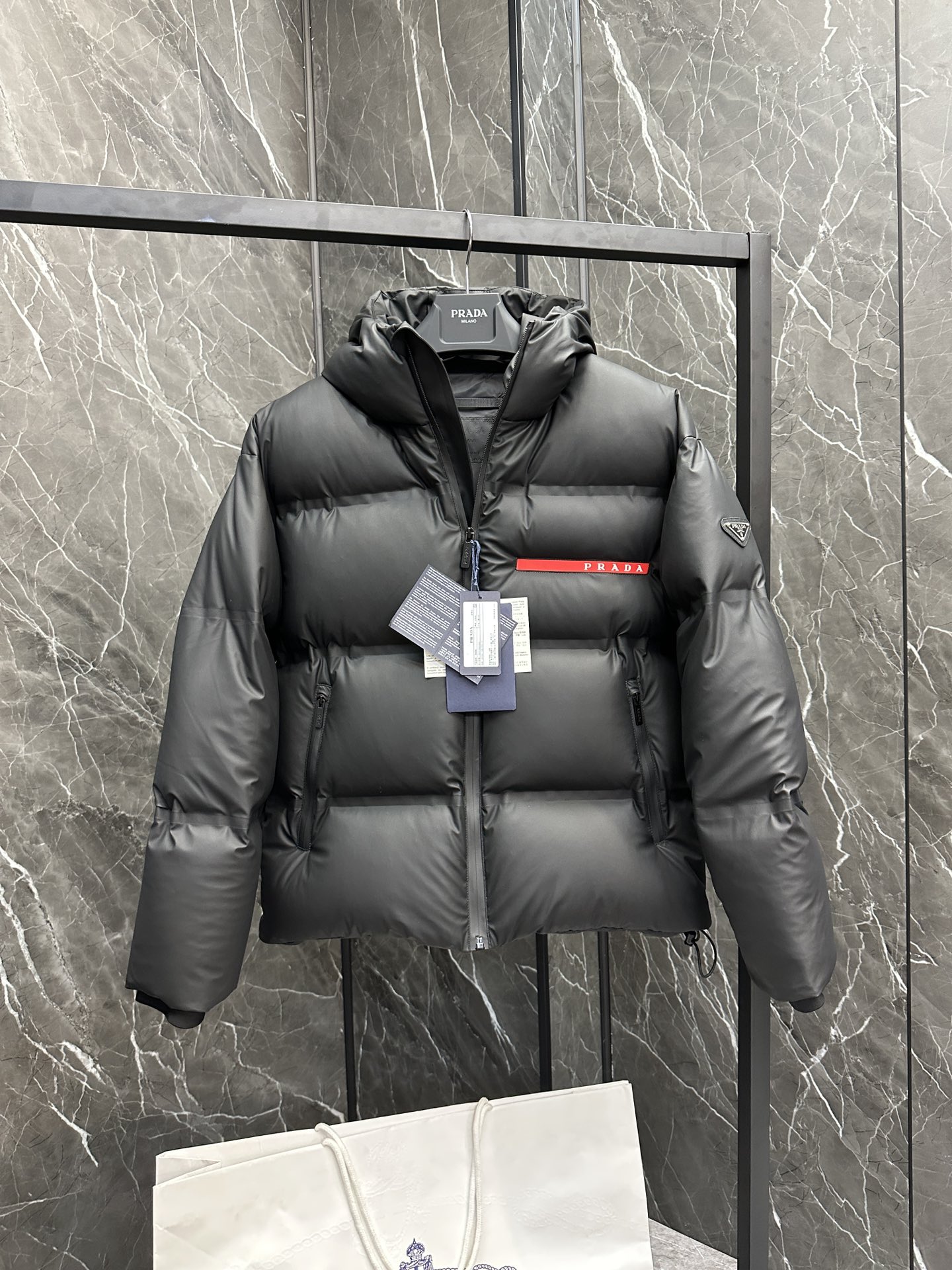 Image [4]-P1460 Down ⬆️ PRADA Prada black technology press-glued down jacket (⚠️ press-glued high version) Winter new high-end customization! Light mature business favorite series minimalist style feather 90 goose down down jacket Fabric comfortable and stylish! The upper body is super stylish handsome version is three-dimensional tailoring design of the whole warm degree of high resilience good upper body warm shape and will not have a sense of weight wearability is very strong does not show bloated can be very good to prevent the cold wind invasion! High-quality first choice! Size:48-56-High-fashion bags