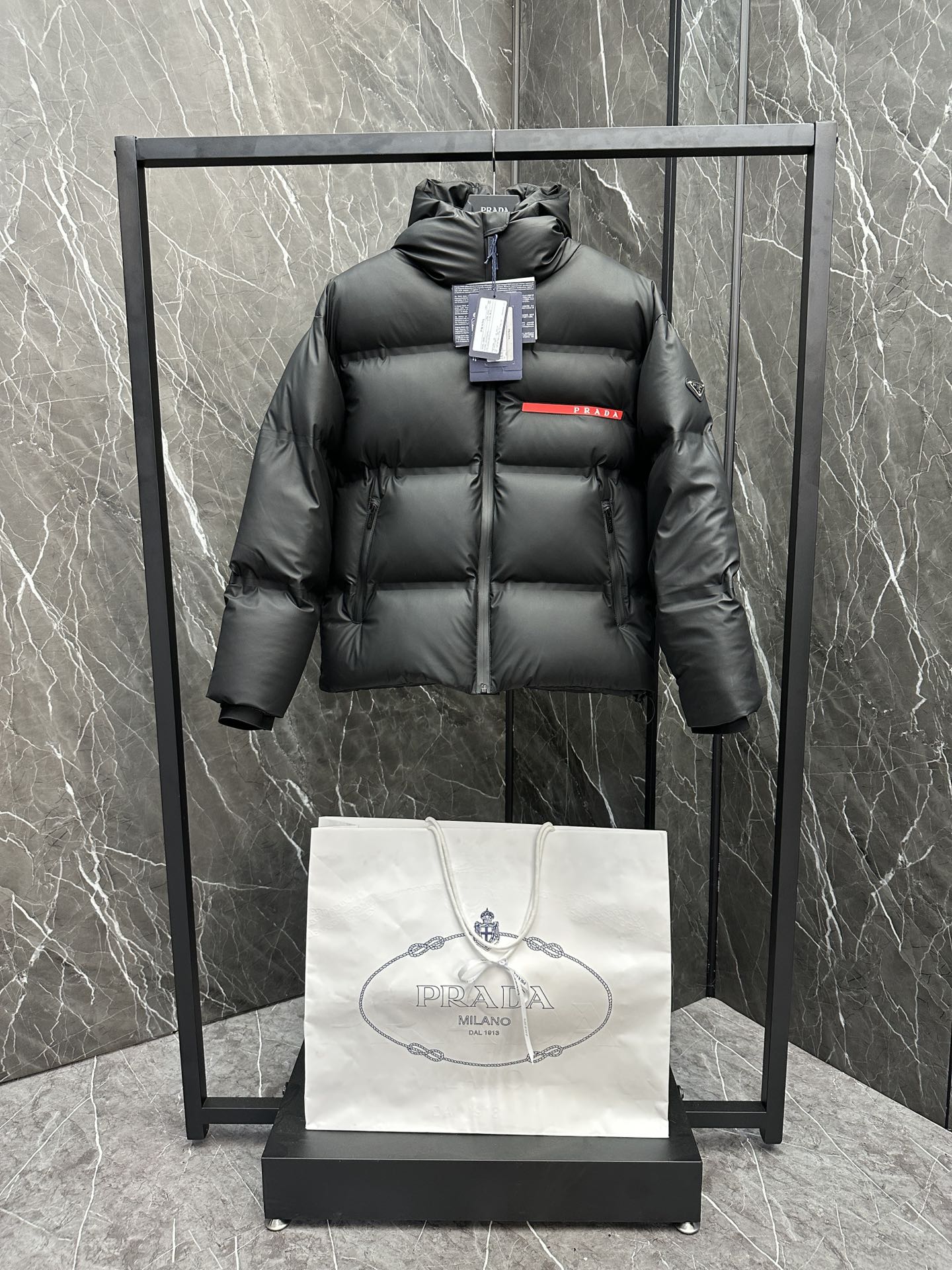 ¡P1420 Abajo Nueva Prada Prada ²⁰²⁴ Negro Tech Press-Glued Down Jacket (⚠️ Press-Glued Alta Versión) Invierno Nuevo Personalización de gama alta! ¡Luz negocio maduro serie favorita estilo minimalista pluma 90 ganso abajo chaqueta Tela cómoda y con estilo! ¡La parte superior del cuerpo es super elegante versión guapo es tridimensional diseño de sastrería de todo el grado de calor de alta resistencia buena parte superior del cuerpo cálido y elegante y no tendrá una sensación de peso usabilidad es muy fuerte no muestra hinchada puede ser muy bueno para evitar la invasión del viento frío! ¡De alta calidad de primera elección! Talla:48-56