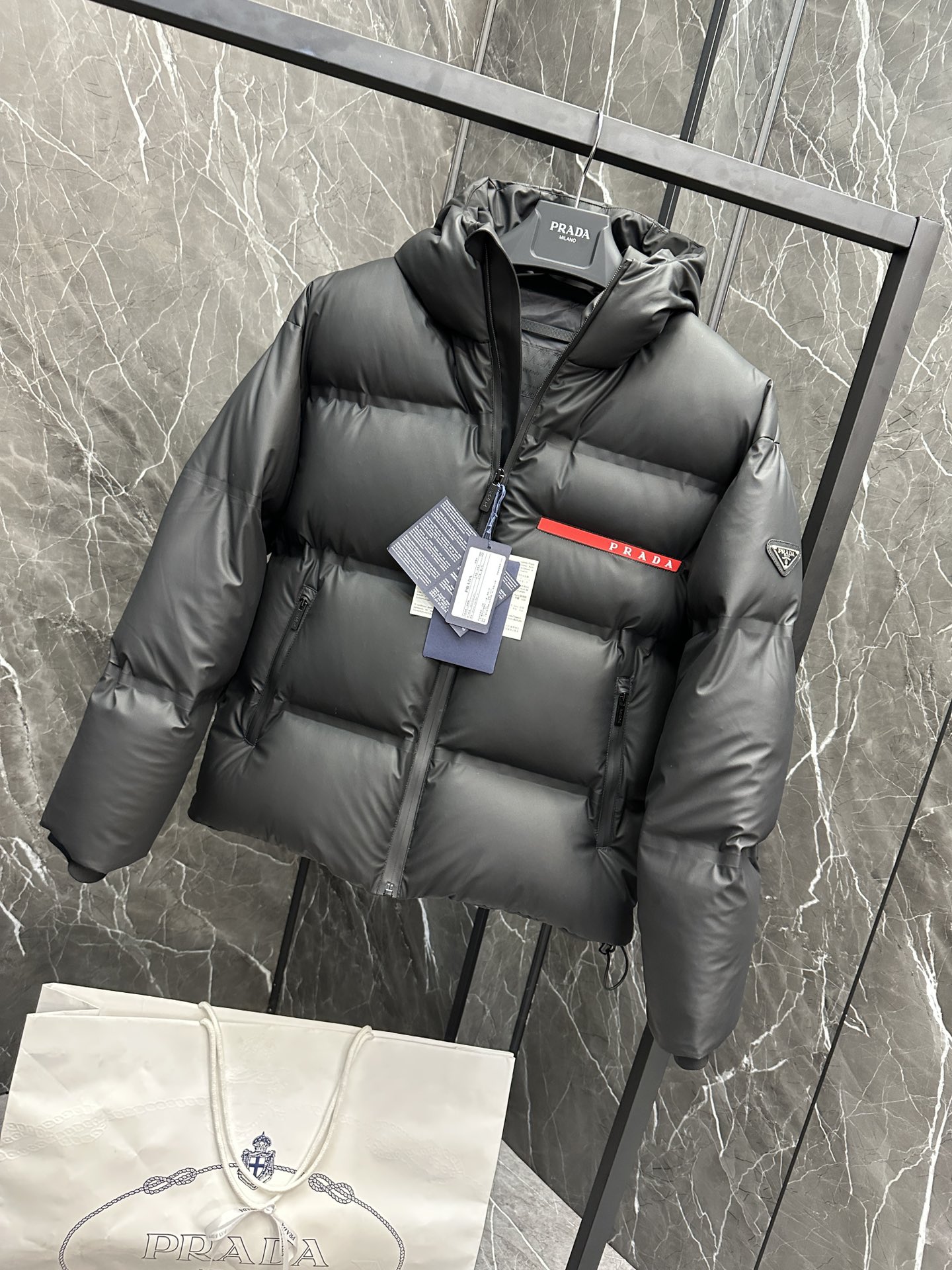 Image [5]-P1460 Down ⬆️ PRADA Prada black technology press-glued down jacket (⚠️ press-glued high version) Winter new high-end customization! Light mature business favorite series minimalist style feather 90 goose down down jacket Fabric comfortable and stylish! The upper body is super stylish handsome version is three-dimensional tailoring design of the whole warm degree of high resilience good upper body warm shape and will not have a sense of weight wearability is very strong does not show bloated can be very good to prevent the cold wind invasion! High-quality first choice! Size:48-56-High-fashion bags