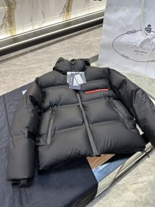 P1460 PRADA Casaco Prada Black Tech Gelatinised Down Jacket. Mais pormenores. Tamanho: 48-56-Representações de bolsas