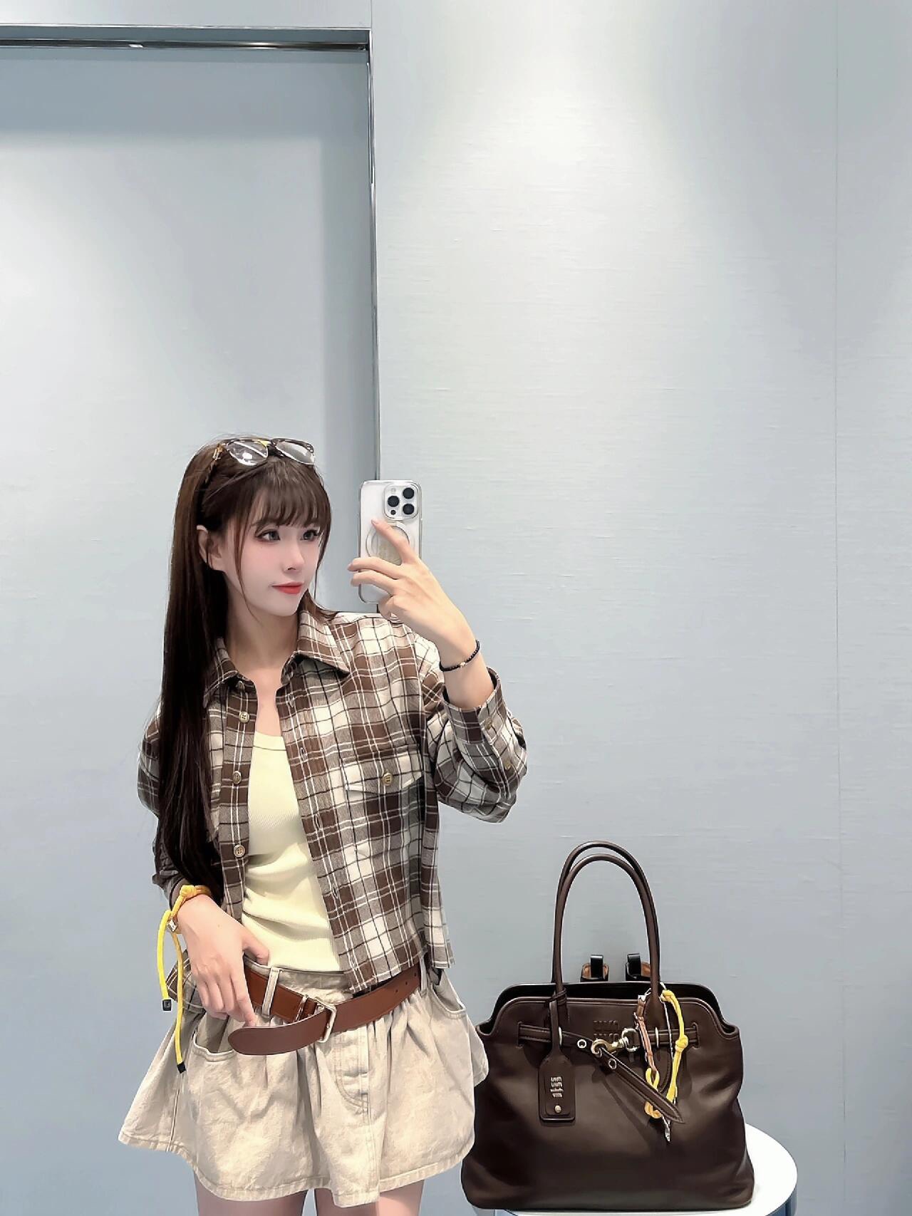 💰P480 MiuMiu 24FW fall and winter new teenage girl style workwear pocket plaid shirt 丨 can be sweet or salt temperament age reduction single product! The pattern is versatile and not picky! Customized imported color weave wool checkered fabric! 360% checkered tailoring process workmanship quality look at the details on sale S/M/L