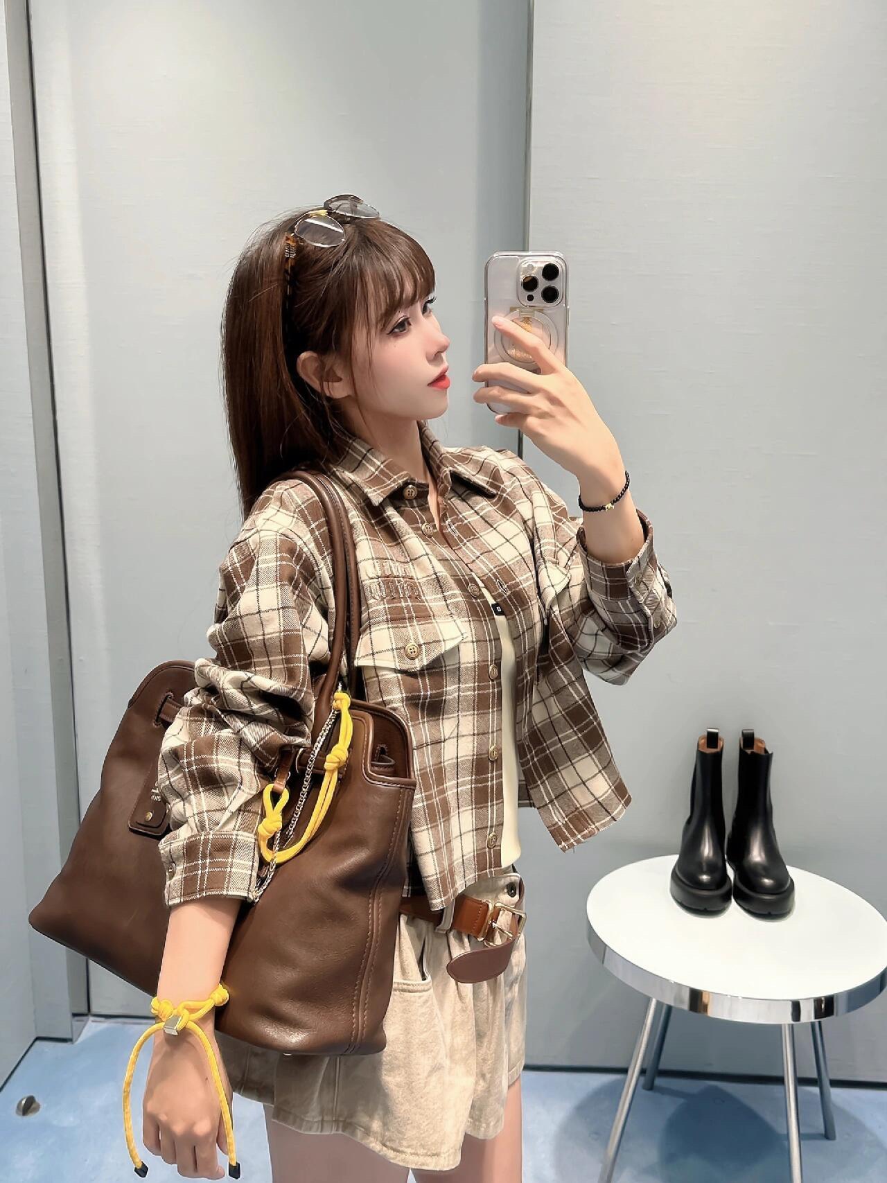 Picture[3]-💰P480 MiuMiu 24FW automne et hiver nouveau style filles workwear poches chemise à carreaux丨peut être doux ou salé tempérament réduction de l'âge produit unique ! Le motif est polyvalent et pas difficile ! Custom importé couleur tissu à carreaux de laine tissée ! 360% paire de carreaux tailoring processus de qualité de l'exécution de voir les détails de la tache en vente S/M/L-High Faux Sacs.