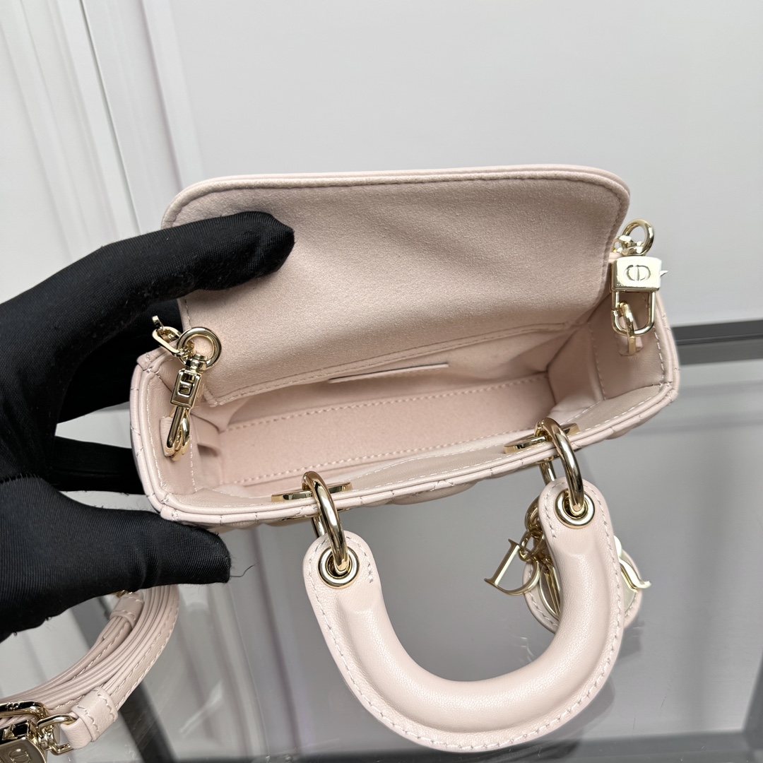 P1080 Lady D-Joy ♥️16.5cm Caramel Beige AbricotLe nouveau sac à main Lady D-Joy illustre la profonde intuition de Dior en matière d'élégance et de beauté avec un style élégant et classiqueCuir de mouton importéFil brodéLe moustique en rotin classique de la marque est fabriqué avec une finition en or légerLes breloques métalliques D-I-O-R rehaussent le lookApportant une touche de mouvement à une silhouette magnifiquement fabriquée, il est doté d'une bandoulière en chaîne amovible et d'une bandoulière en cuir ajustable. Bandoulière en cuir réglable et amoviblePeut être porté à la main, à l'épaule ou en bandoulièreIdéal pour la déesse de tous les joursSangle d'épaule en chaîne amovibleSangle d'épaule en cuir réglable et amovibleSac à poussière inclusFabriqué en ItalieNo de modèle : S0910Dimensions : 16x 9 x 5 cm-Sacs de haute qualité