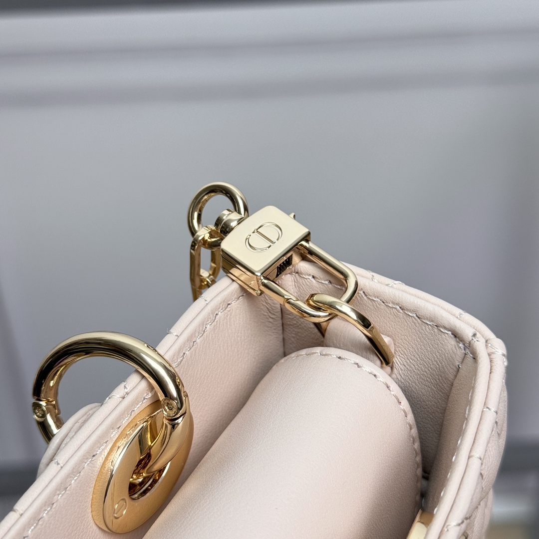 P1080 Lady D-Joy ♥️16.5cm Caramel Beige AbricotLe nouveau sac à main Lady D-Joy illustre la profonde intuition de Dior en matière d'élégance et de beauté avec un style élégant et classiqueCuir de mouton importéFil brodéLe moustique en rotin classique de la marque est fabriqué avec une finition en or légerLes breloques métalliques D-I-O-R rehaussent le lookApportant une touche de mouvement à une silhouette magnifiquement fabriquée, il est doté d'une bandoulière en chaîne amovible et d'une bandoulière en cuir ajustable. Bandoulière en cuir réglable et amoviblePeut être porté à la main, à l'épaule ou en bandoulièreIdéal pour la déesse de tous les joursSangle d'épaule en chaîne amovibleSangle d'épaule en cuir réglable et amovibleSac à poussière inclusFabriqué en ItalieNo de modèle : S0910Dimensions : 16x 9 x 5 cm-Sacs de haute qualité