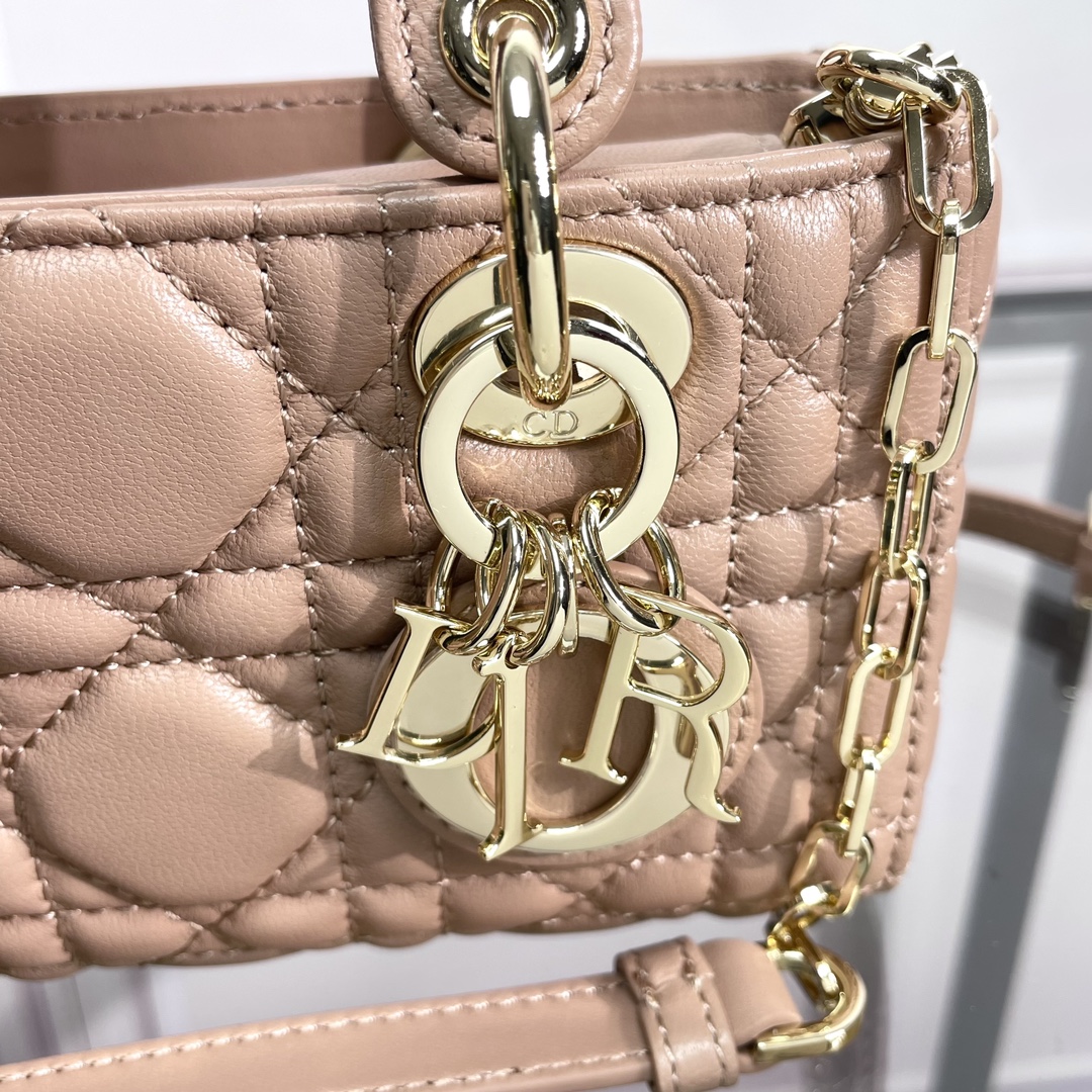 P1080 Lady D-Joy ♥️16.5cm Caramel Beige ApricotThe new Lady D-Joy handbag illustrates Dior's deep insight into elegance and beauty with an elegant and classic styleインポート シープスキン レザー刺繍糸ブランド定番のラタン モスキートはライトゴールド仕上げメタリック D-I-O-R チャームがルックを格上げ美しく仕上げたシルエットに動きをプラスし、取り外し可能なチェーン ショルダーストラップと調節可能なレザー ショルダーストラップで仕上げました。調節可能な取り外し可能なレザーショルダーストラップ手持ち、肩掛け、クロスボディの3通りの持ち方が可能毎日の女神に最適取り外し可能なチェーンショルダーストラップ取り外し可能な調節可能なレザーショルダーストラップダストバッグ付きイタリア製モデル番号: S0910 サイズ: 16x 9 x 5 cm-高級バッグ