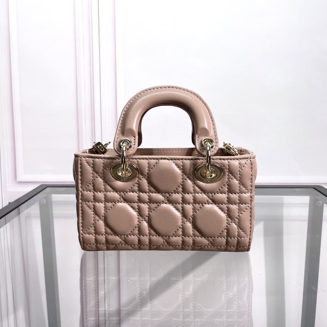 P1080 Lady D-Joy ♥️16.5cm Caramel Beige AbricotLe nouveau sac à main Lady D-Joy illustre la profonde intuition de Dior en matière d'élégance et de beauté avec un style élégant et classiqueCuir de mouton importéFil brodéLe moustique en rotin classique de la marque est fabriqué avec une finition en or légerLes breloques métalliques D-I-O-R rehaussent le lookApportant une touche de mouvement à une silhouette magnifiquement fabriquée, il est doté d'une bandoulière en chaîne amovible et d'une bandoulière en cuir ajustable. Bandoulière en cuir réglable et amoviblePeut être porté à la main, à l'épaule ou en bandoulièreIdéal pour la déesse de tous les joursSangle d'épaule en chaîne amovibleSangle d'épaule en cuir réglable et amovibleSac à poussière inclusFabriqué en ItalieNo de modèle : S0910Dimensions : 16x 9 x 5 cm-Sacs de haute qualité