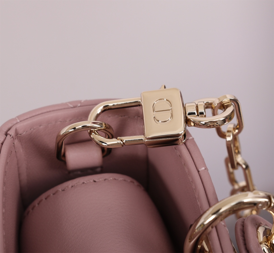 P1080 Lady D-Joy ♥️16.5cm Beige Caramelo AlbaricoqueEl nuevo bolso Lady D-Joy ilustra la profunda sensibilidad de Dior por la elegancia y la belleza con un estilo elegante y clásicoPiel de cordero importadaHilo bordadoEl clásico mosquito de ratán de la marca está realizado con un ligero acabado doradoLos charms metálicos D-I-O-R elevan el lookAportando un toque de movimiento a una silueta de bella factura, está acabado con una bandolera de cadena desmontable y una bandolera de piel ajustable. Bandolera de piel ajustable y desmontablePuede llevarse en la mano, colgado del hombro o cruzadoIdeal para las diosas del día a díaCorrea de hombro de cadena desmontableCorrea de hombro de piel ajustable y desmontableBolsa antipolvo incluidaMade in ItalyModelo nº: S0910Tamaño: 16 x 9 x 5 cm-Fábrica de alta costura