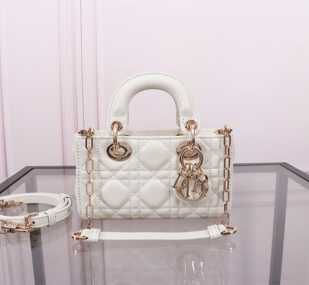 P1080 Lady D-Joy ♥️16.5cm Caramel Beige ApricotThe new Lady D-Joy handbag illustrates Dior's deep insight into elegance and beauty in an elegant, classic styleImported sheepskin leatherEmbroidered with the brand's classic rattan mosquitoMeticulously crafted with a light gold finishMetallic D-I-O-R charms elevate the lookAdding a touch of movement to the delicate silhouette, it is complete with a detachable chain shoulder strap and an adjustable, adjustable leather shoulder strap with dust bag. An adjustable, detachable leather shoulder strapCan be worn hand-carried, over-the-shoulder or cross-bodyIdeal for everyday goddessesDetachable chain shoulder strapDetachable, adjustable leather shoulder strapDust bag includedMade in ItalyModel No.: S0910Size: 16x 9x5 cm-High quality imitation factory