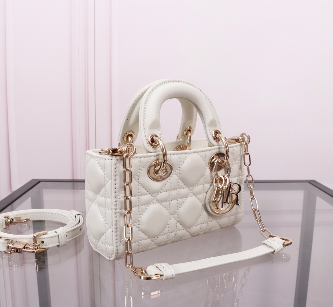 P1080 Lady D-Joy ♥️16.5cm Caramel Beige ApricotThe new Lady D-Joy handbag illustrates Dior's deep insight into elegance and beauty in an elegant, classic styleImported sheepskin leatherEmbroidered with the brand's classic rattan mosquitoMeticulously crafted with a light gold finishMetallic D-I-O-R charms elevate the lookAdding a touch of movement to the delicate silhouette, it is complete with a detachable chain shoulder strap and an adjustable, adjustable leather shoulder strap with dust bag. An adjustable, detachable leather shoulder strapCan be worn hand-carried, over-the-shoulder or cross-bodyIdeal for everyday goddessesDetachable chain shoulder strapDetachable, adjustable leather shoulder strapDust bag includedMade in ItalyModel No.: S0910Size: 16x 9x5 cm-High quality imitation factory