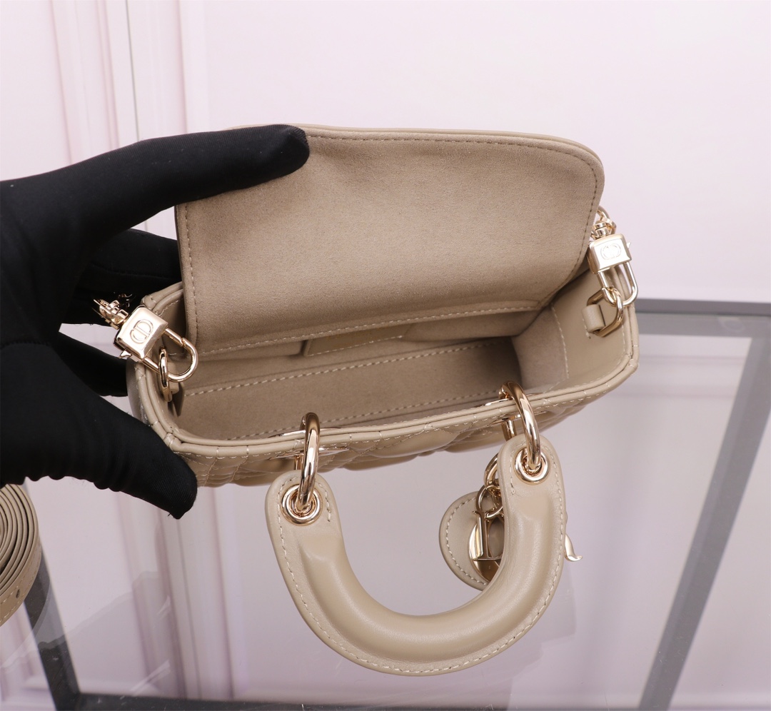 P1080 Lady D-Joy ♥️16.5cm Caramel Beige AbricotLe nouveau sac à main Lady D-Joy illustre la profonde intuition de Dior en matière d'élégance et de beauté avec un style élégant et classiqueCuir de mouton importéFil brodéLe moustique en rotin classique de la marque est fabriqué avec une finition en or légerLes breloques métalliques D-I-O-R rehaussent le lookApportant une touche de mouvement à une silhouette magnifiquement fabriquée, il est doté d'une bandoulière en chaîne amovible et d'une bandoulière en cuir ajustable. Bandoulière en cuir réglable et amoviblePeut être porté à la main, à l'épaule ou en bandoulièreIdéal pour la déesse de tous les joursSangle d'épaule en chaîne amovibleSangle d'épaule en cuir réglable et amovibleSac à poussière inclusFabriqué en ItalieNo de modèle : S0910Dimensions : 16x 9 x 5 cm-Sacs de haute qualité