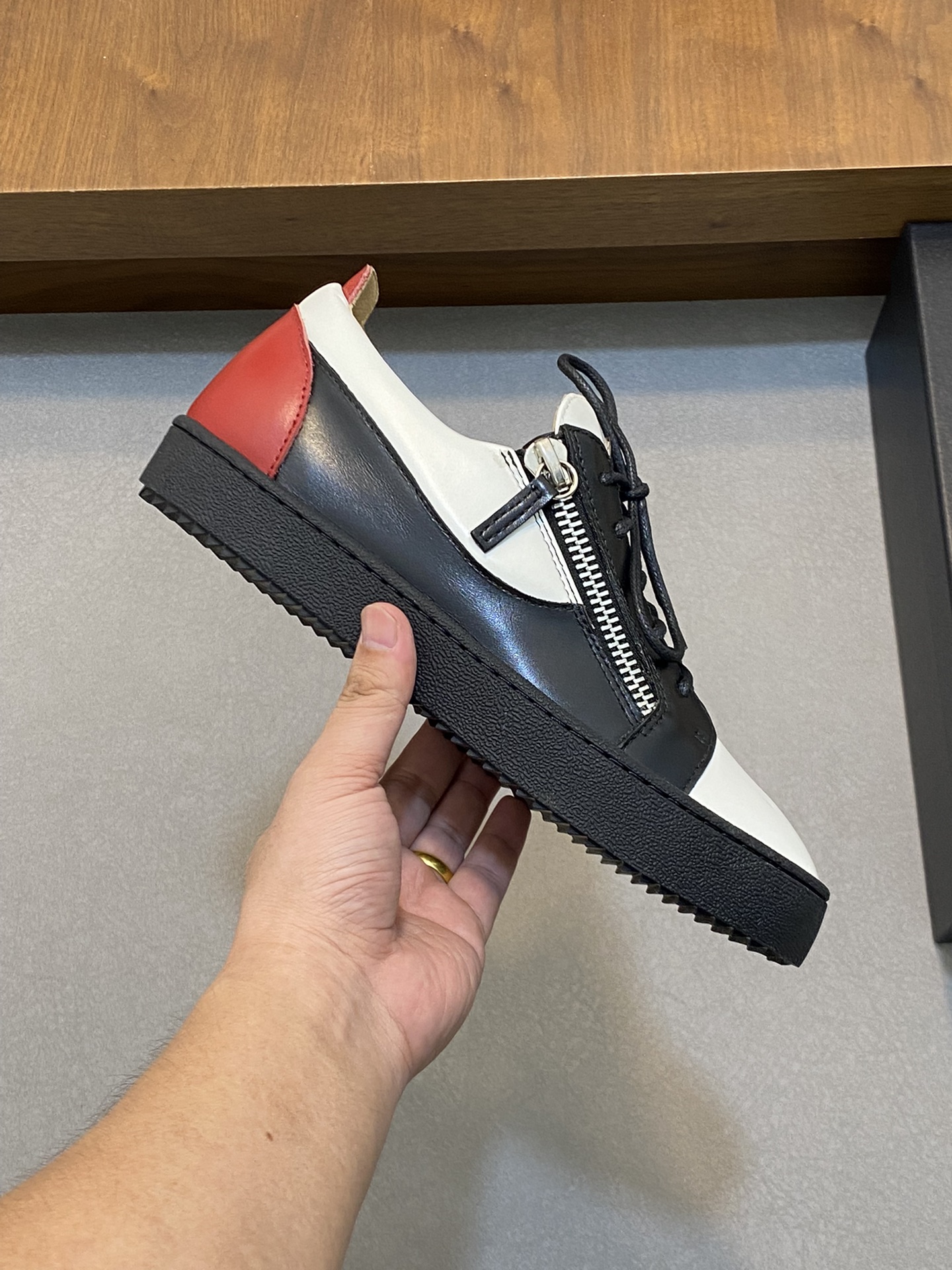 P900 GZ Hommes Talon Imprimé Griffe d'Aigle Sneakers Hommes ChaussuresLe style 'Talon' a été redessiné avec 'Bandana' pour souligner les références urbaines de cette chaussure de sport. Le logo de la marque est apposé sur la languette avec une boucle métallisée, la doublure en tissu technique est fine et la semelle en caoutchouc apporte la touche finale au design.Cuir de vachette impriméImprimé crocodile métalliséCuir de vachetteDoublure en tissu techniqueLanguette avec logo métalliséSemelle en caoutchoucTaille : 39-44 (38.45 sur commande)