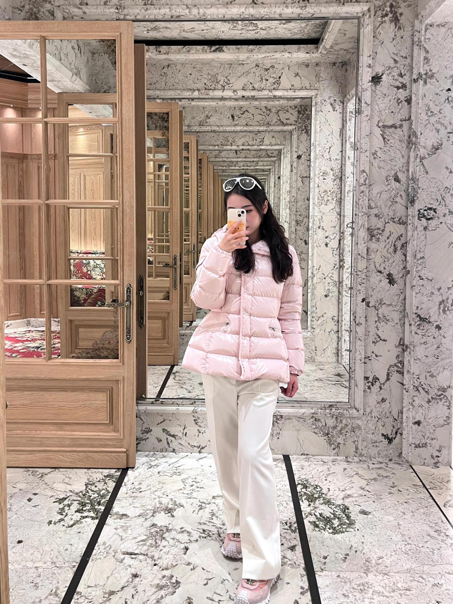 💰P1340 Moncler24FW outono e inverno novo BARANTE seção curta cintura para baixo jaqueta丨small cintura olhar realmente não ser muito bonito 🥰 lacado tecido olefina de nylon e também mostrar moda e bom atendimento! Absolutamente absolutamente sub soco! Pato branco padrão nacional 90 para baixo enchimento Carregando integridade super completa ~ nunca versão de encolhimento do mercado! O calor é incomparável! Fortemente Anli! Em stock S/M/L