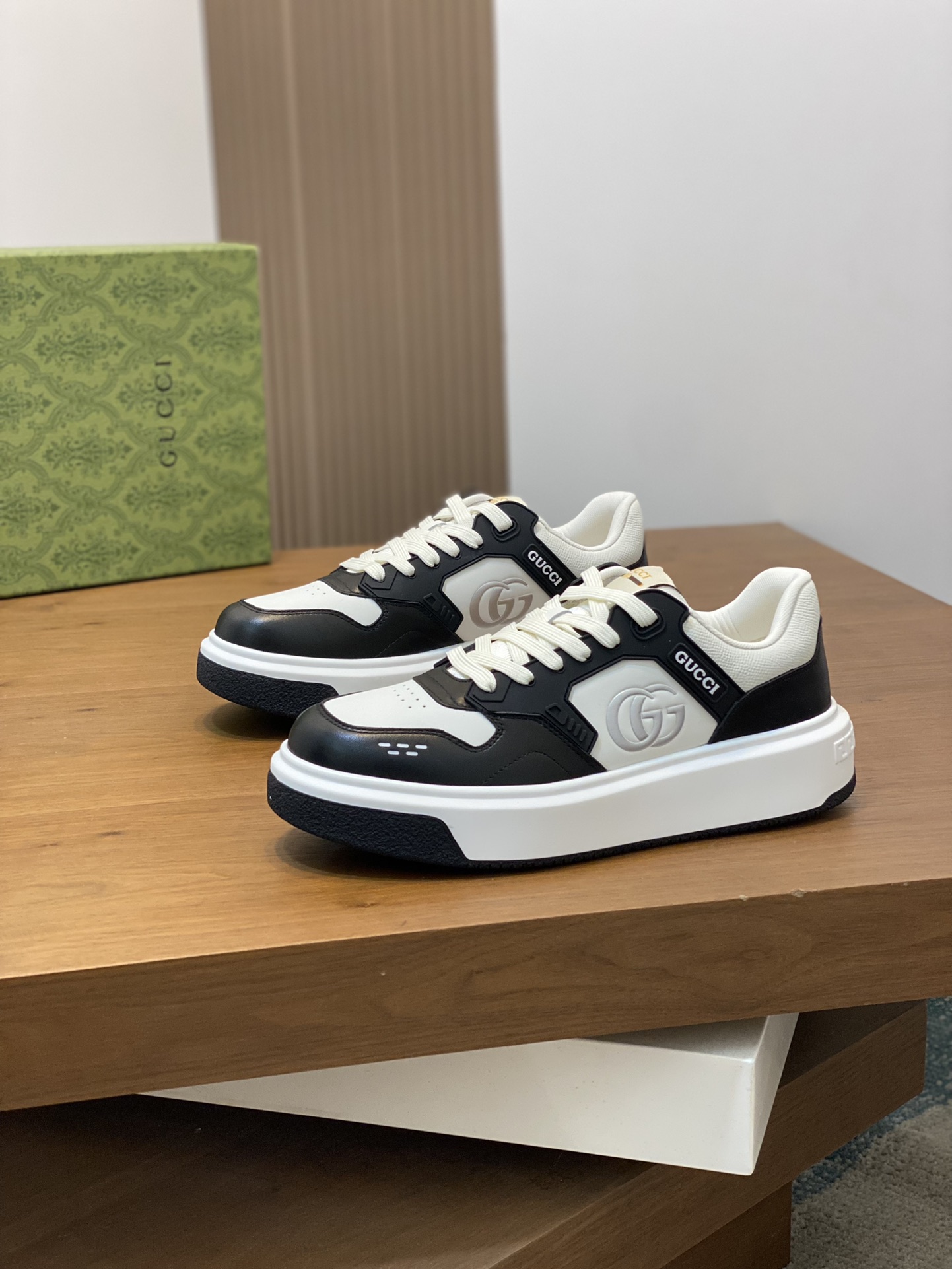 Molding outsole - ultra-high quality control - fine workmanship: highlight (high-end - noble - grade) - Size : 38-44 (45 can be customized) - high imitation bags