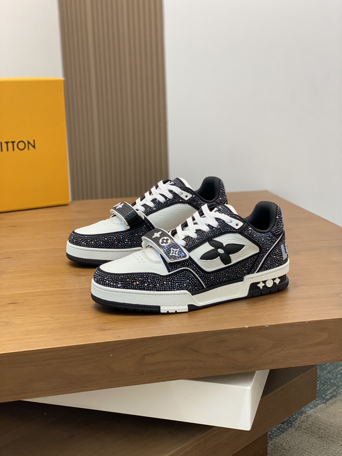 P1060 2024FW-LV TRAINER スカイスター一面にホットスタンプのダイヤモンド💎レトロトレーナー！ルイヴィトン‼️正規品！輸入最高級スエードレザー - 輸入チェコダイヤモンド 💠ファブリックメッシュライニング ➕オリジナルTPUコンビネーションソール〜ラストプロセス〜快適で耐久性があります！