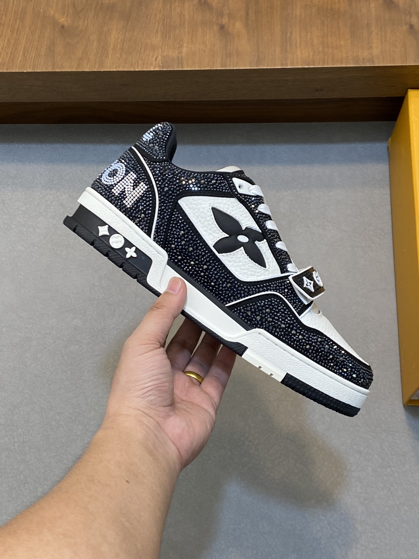 P1060 2024FW-LV TRAINER スカイスター一面にホットスタンプのダイヤモンド💎レトロトレーナー！ルイヴィトン‼️正規品！輸入最高級スエードレザー - 輸入チェコダイヤモンド 💠ファブリックメッシュライニング ➕オリジナルTPUコンビネーションソール〜ラストプロセス〜快適で耐久性があります！