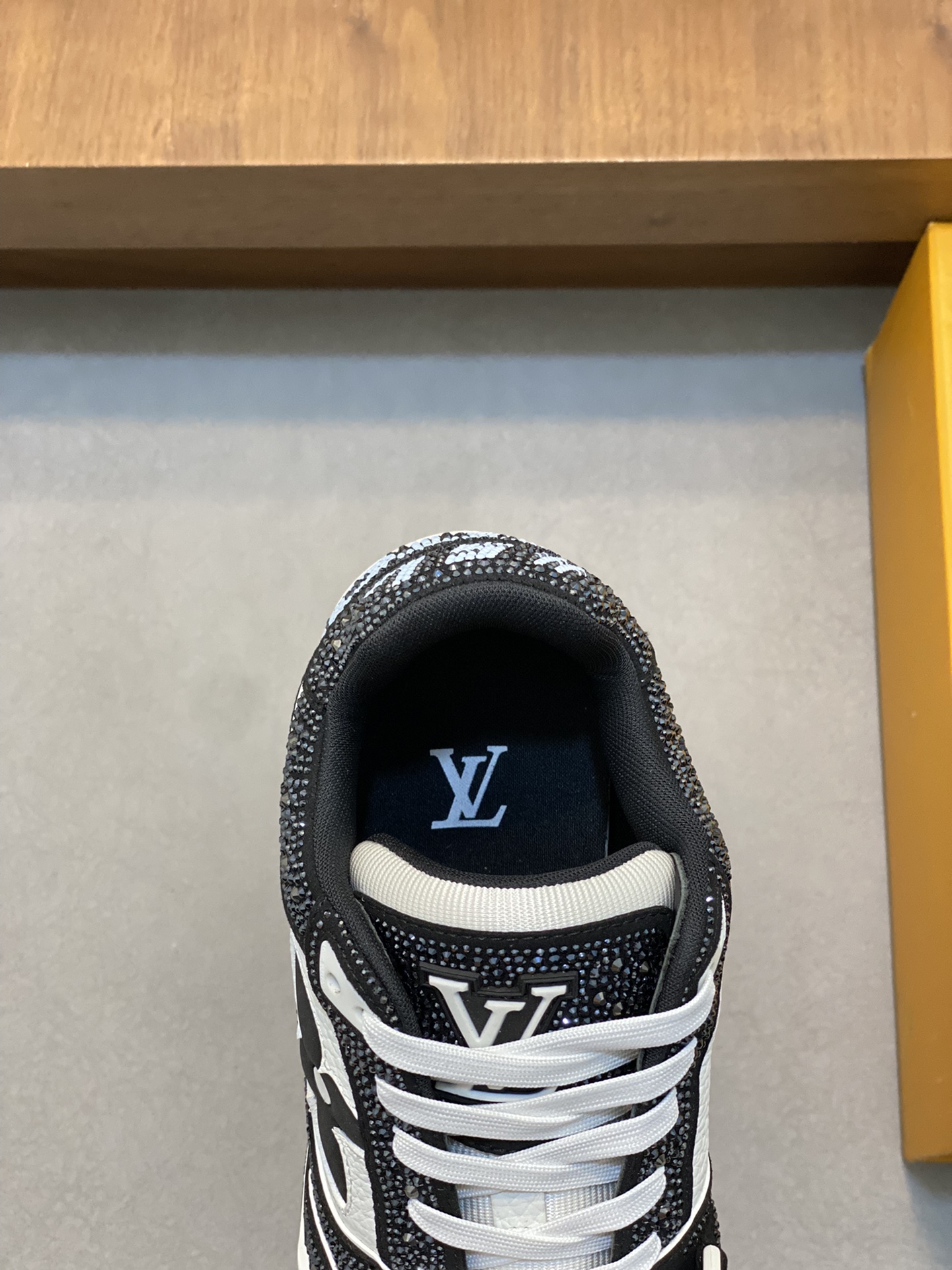 P1060 2024FW-LV TRAINER Hot stamped diamonds all over the sky star 💎 retro sneakers! Imported top quality suede cowhide leather - Hot stamped imported Czech diamonds 💠 Fabric mesh lining ➕Original TPU combo sole ～Set last process-comfortable and durable!Size: 39 40 41 42 43 44 (38 45 customized)