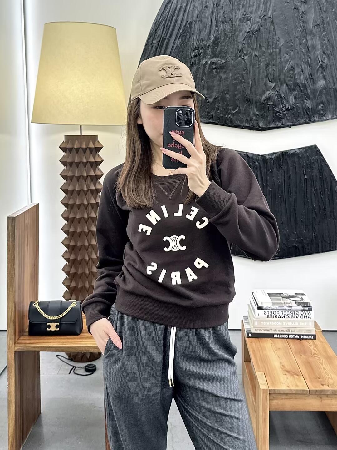 Imagem [4] -💰P340 Celine 24Fw outono e inverno Novo Murad Flocked Print Round Neck Sweatshirt Round Neck Plain Knit Neck Flocked Letter Arc de Triomphe Pattern no peito mostrando o senso avançado de sentimento da marca Corte solto Versátil e magro no topo Figura de emagrecimento simples Vestindo um estilo casual minimalista Essencial para o deslocamento diário Moda Vestindo Moletom atemporal Tema de correspondência atemporal de outono e inverno Homens e mulheres podem gerenciar Disponível agora S / M / L- bolsas de alta qualidade