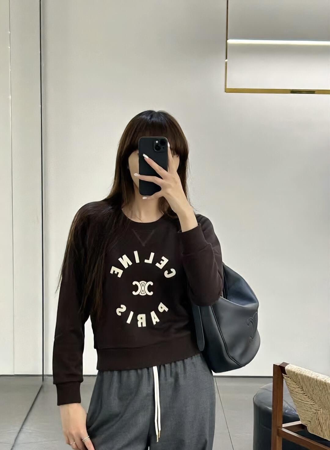 Imagem [7] -💰P340 Celine 24Fw outono e inverno Novo Murad Flocked Print Round Neck Sweatshirt Round Neck Plain Knit Neck Flocked Letter Arc de Triomphe Pattern no peito mostrando o senso avançado de sentimento da marca Corte solto Versátil e magro no topo Figura de emagrecimento simples Vestindo um estilo casual minimalista Essencial para o deslocamento diário Elegante Vestindo Moletom atemporal Tema de correspondência atemporal de outono e inverno Homens e mulheres podem gerenciar Disponível agora S / M / L- bolsas de alta qualidade