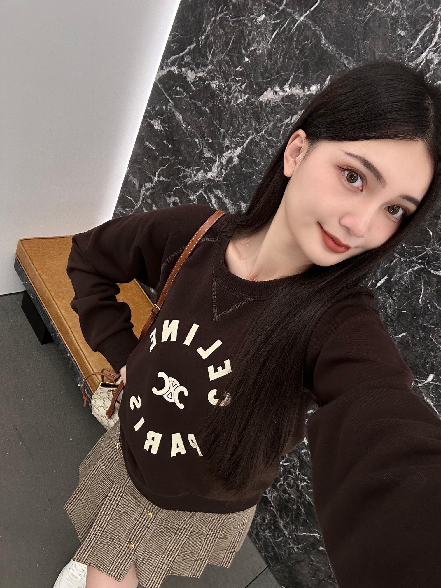 💰P340 Celine 24Fw outono e inverno Novo Murad Flocked Print Round Neck Sweatshirt Round Neck Plain Knit Neck Flocked Letter Arc de Triomphe Pattern on Chest Mostrando o senso de superioridade da marca Corte de ajuste solto Versátil e emagrecedor na parte superior do corpo Modificação simples da figura Vestindo um estilo casual minimalista Deslocamento diário essencial desgaste da moda Suéter atemporal outono e inverno Atemporal com o tema de homens e mulheres para dirigir Agora à venda S / M / L